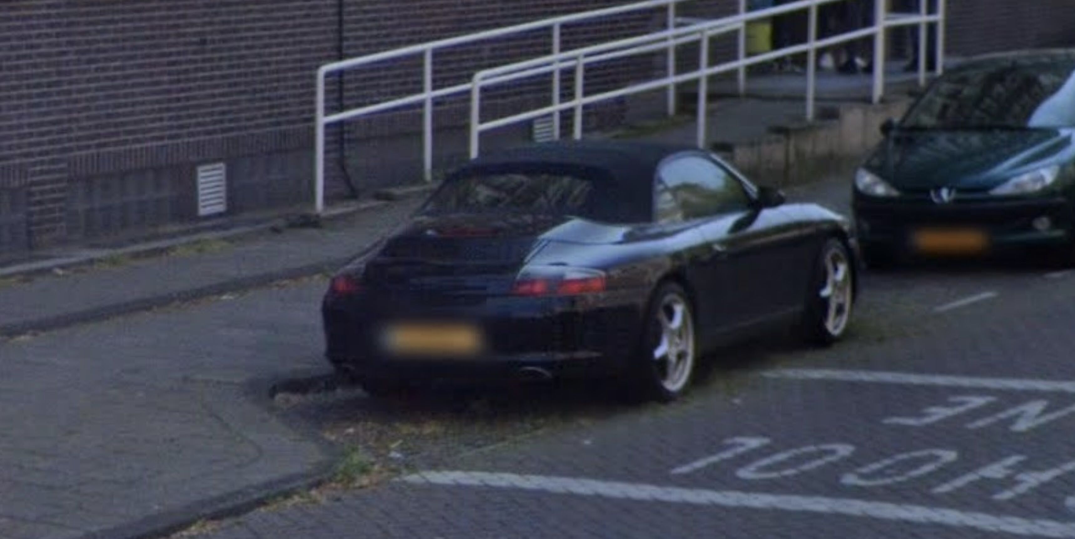 De Porsche Carrera staal zeker een jaar op dezelfde plek, zo blijkt uit deze Streetview-foto uit mei 2024