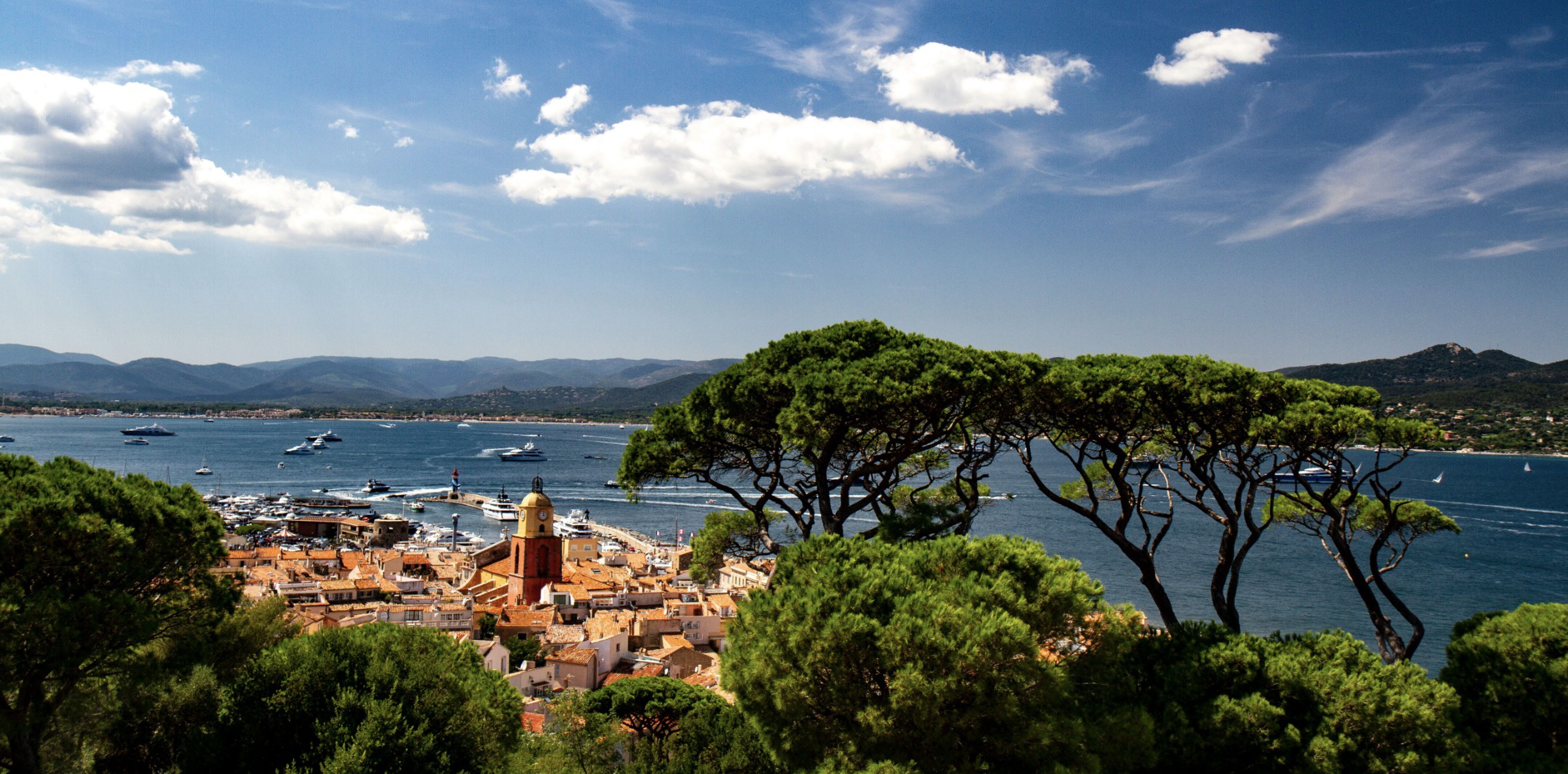 Bij een diefstal uit een vijfsterrenhotel in Saint-Tropez is voor € 1 miljoen aan spullen buitgemaakt