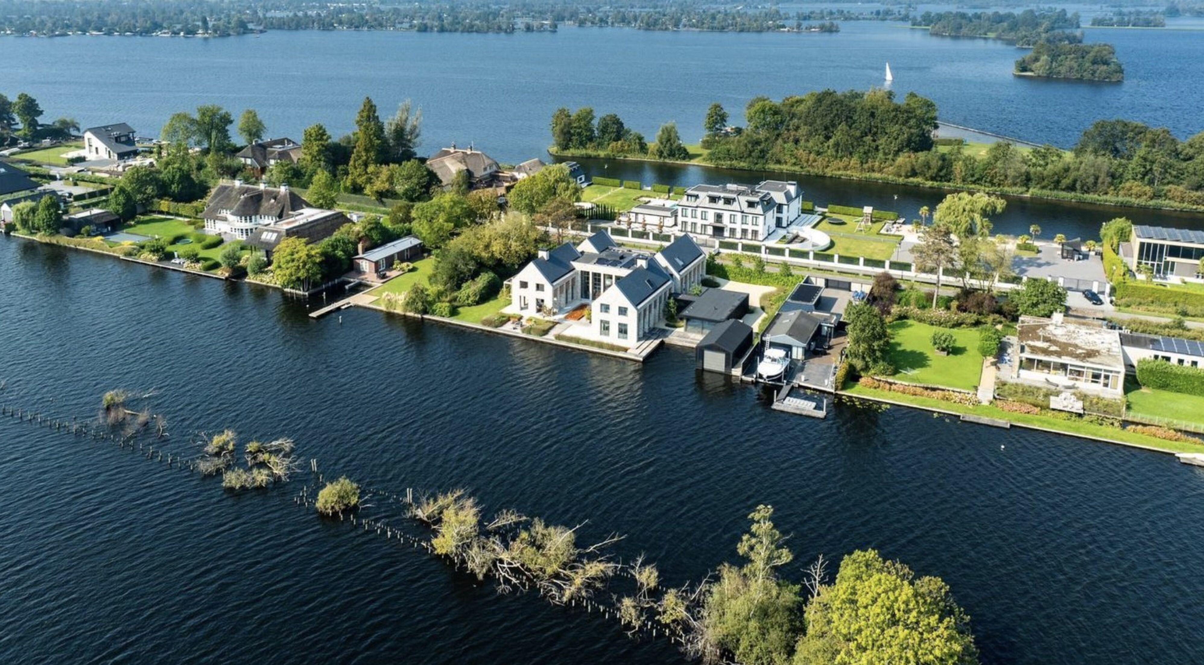 De villa van voormalig Action-directeur Hans van Hattem in Vinkeveen