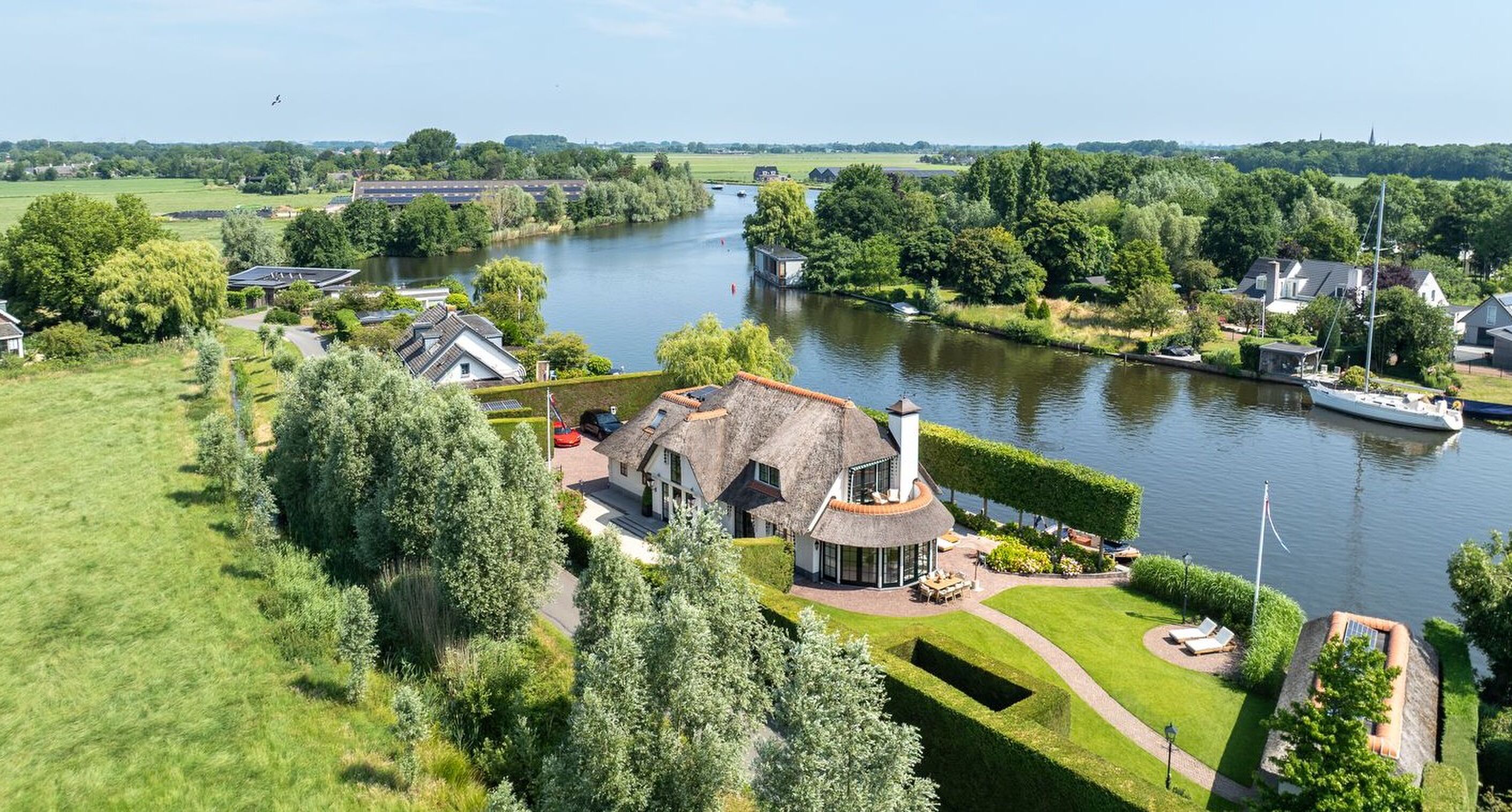 Deze villa in Nigtevecht kost € 3,5 miljoen en heeft een heuse Ferrari in de werkkamer staan