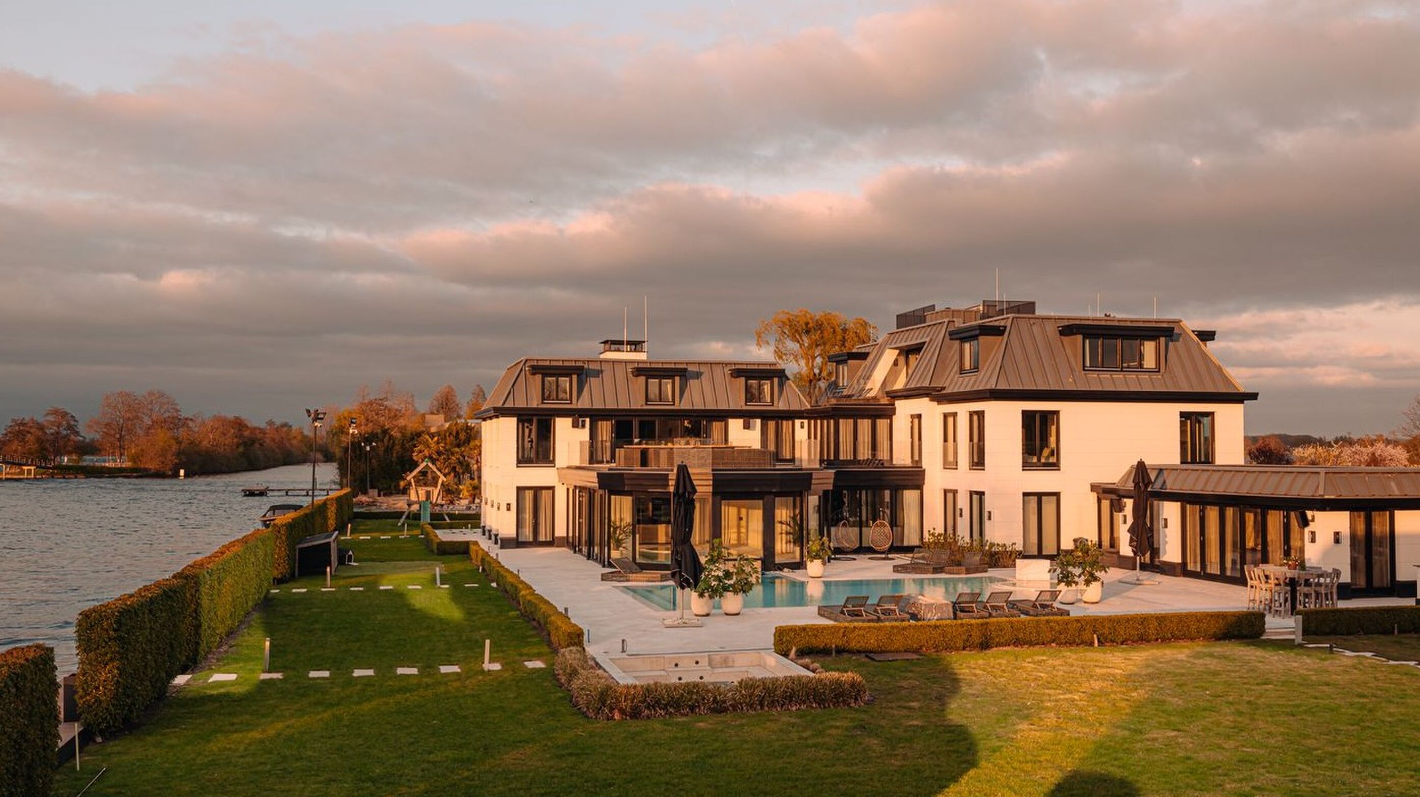 Voormalige duurste villa van Nederland, ooit toebehorend aan zakenpartner van rapper Drake, is met r