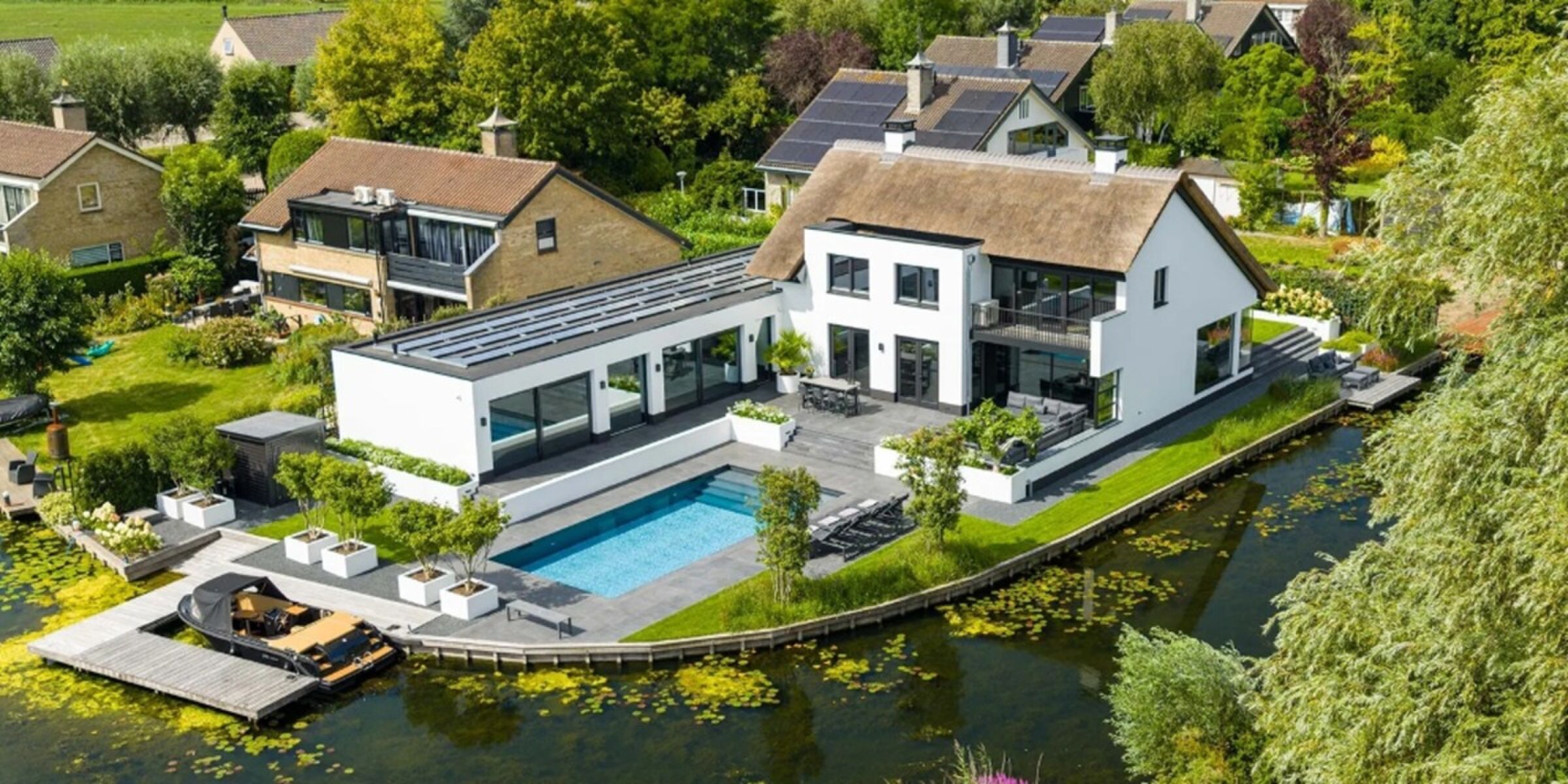 Fantastische villa in Maasdam staat te koop voor maar liefst € 2.750.000,-