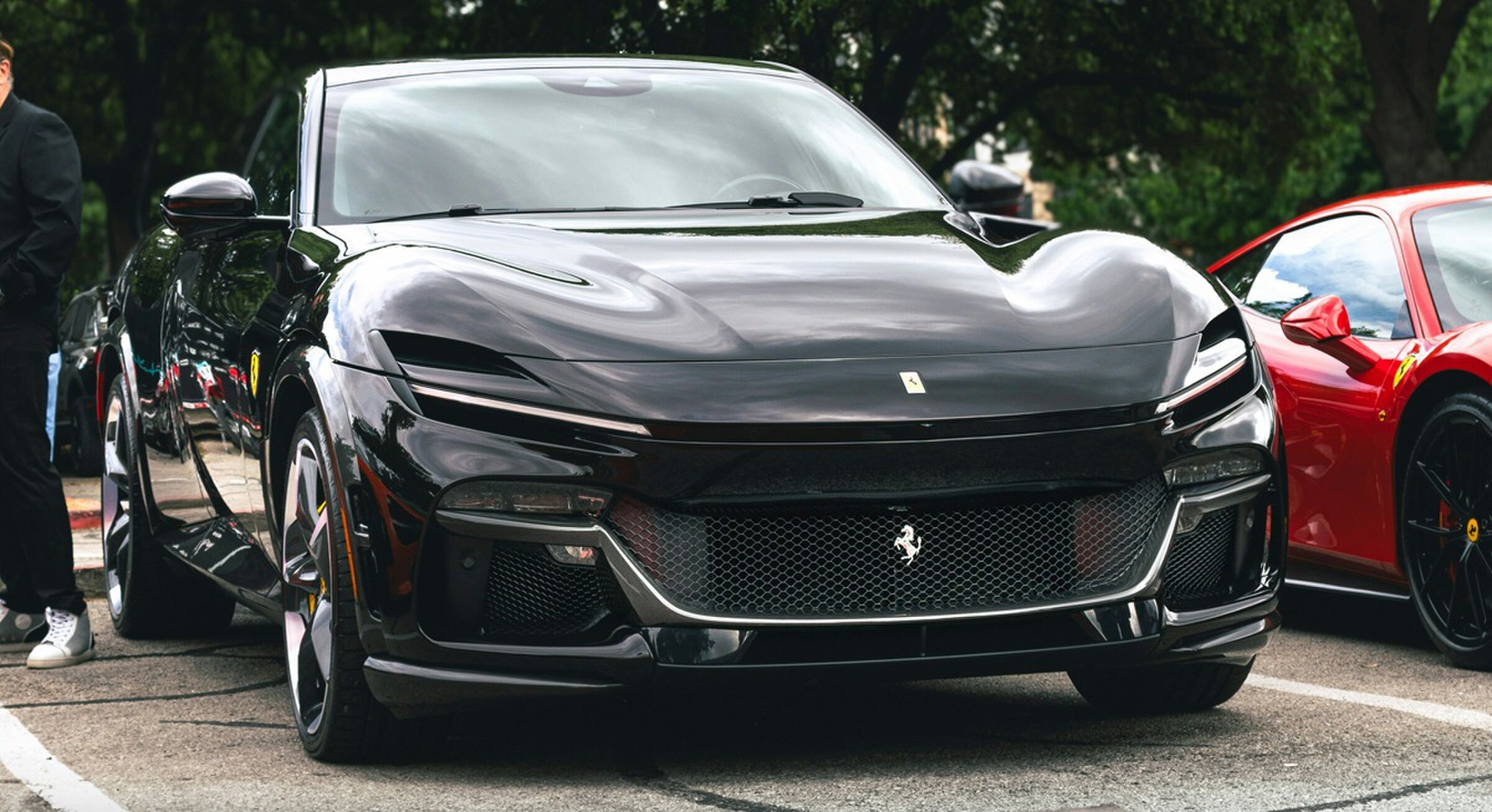 Een zwarte Ferrari Purosangue. Niet de bolide in kwestie