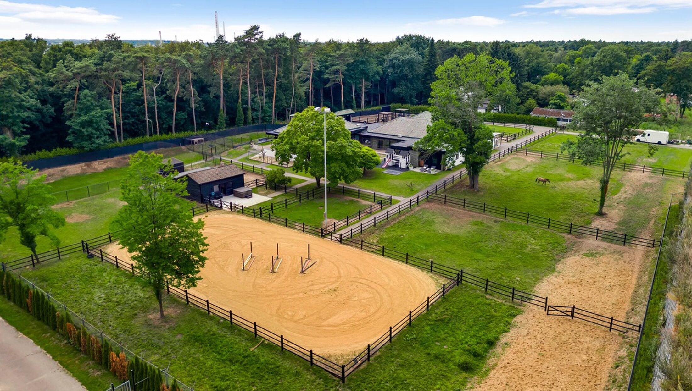 De voorzieningen rondom de woning die ideaal zijn voor paardenliefhebbers.
