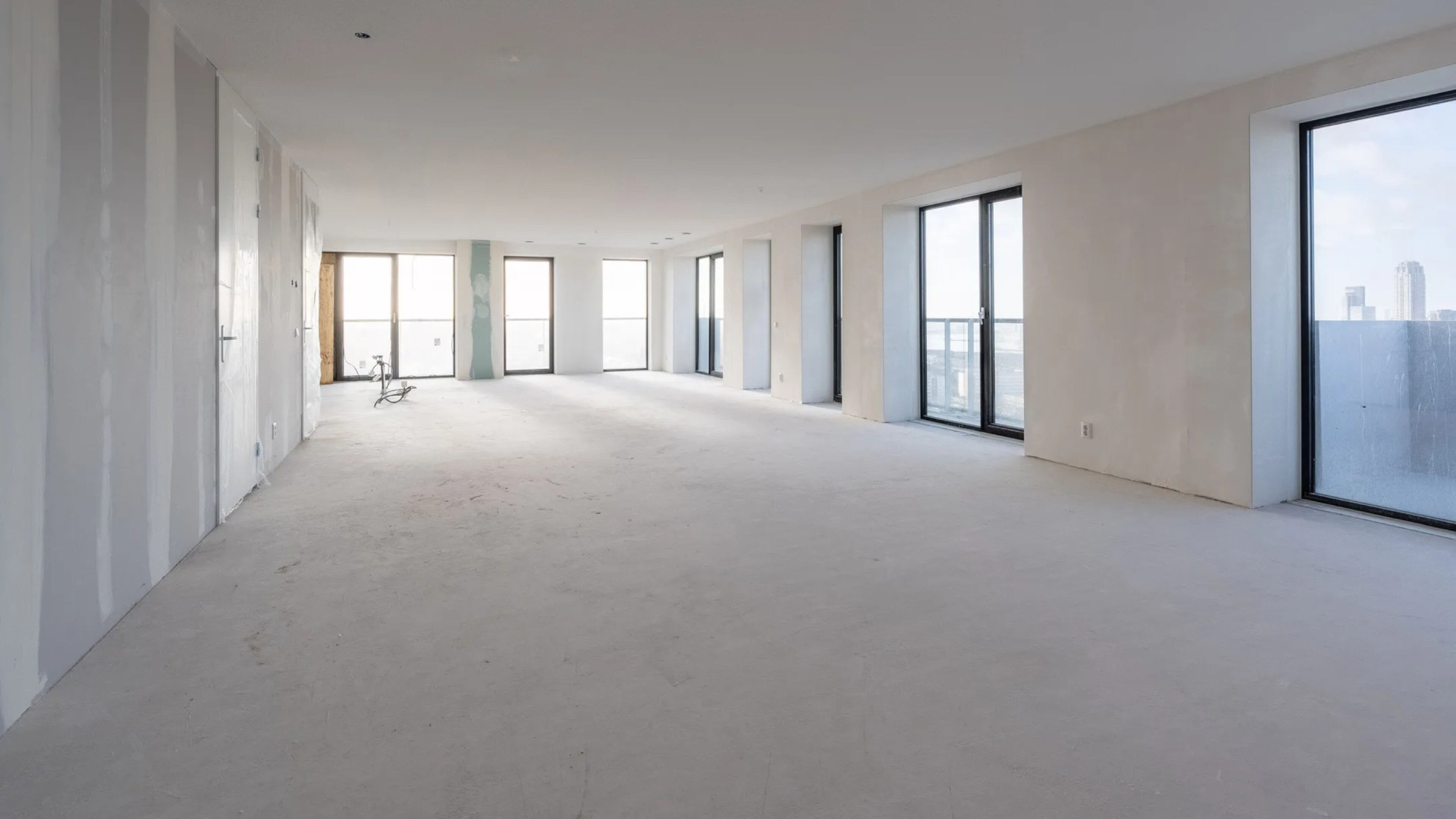 De woonkamer in het penthouse van Lutsharel Geertruida.
