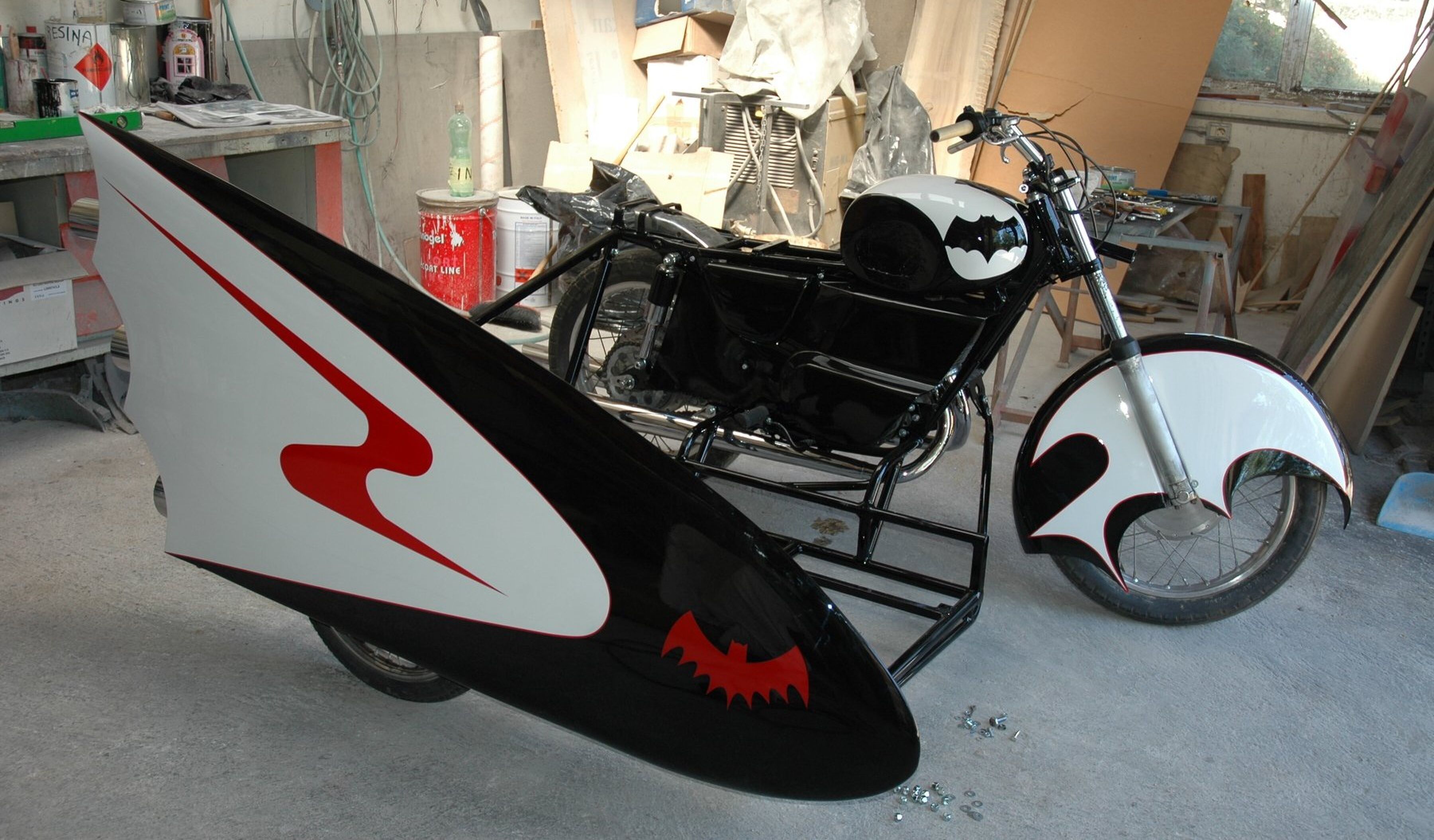 De motorfiets in een garage