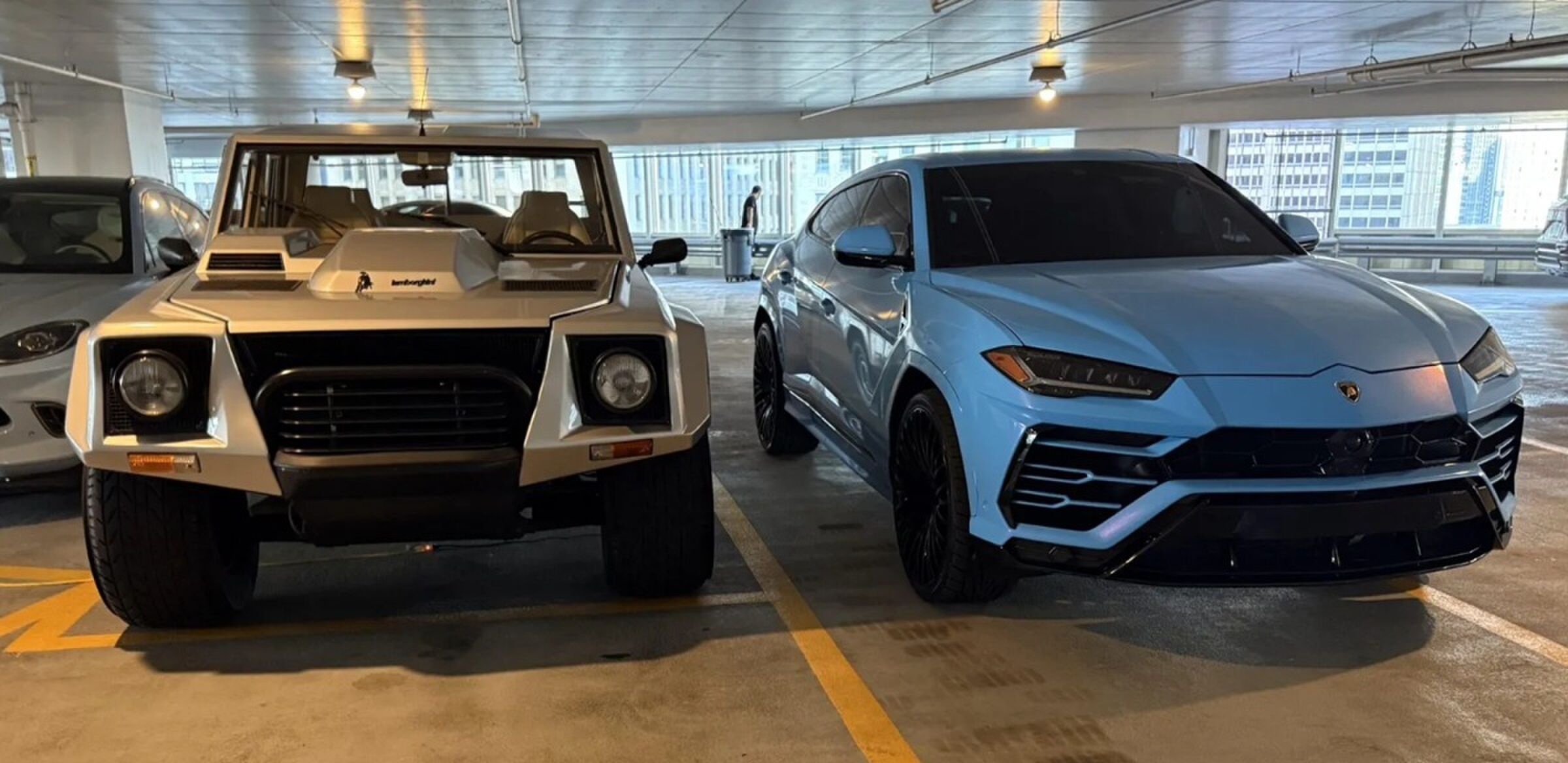 De Lamborghini LM002 naast een Urus