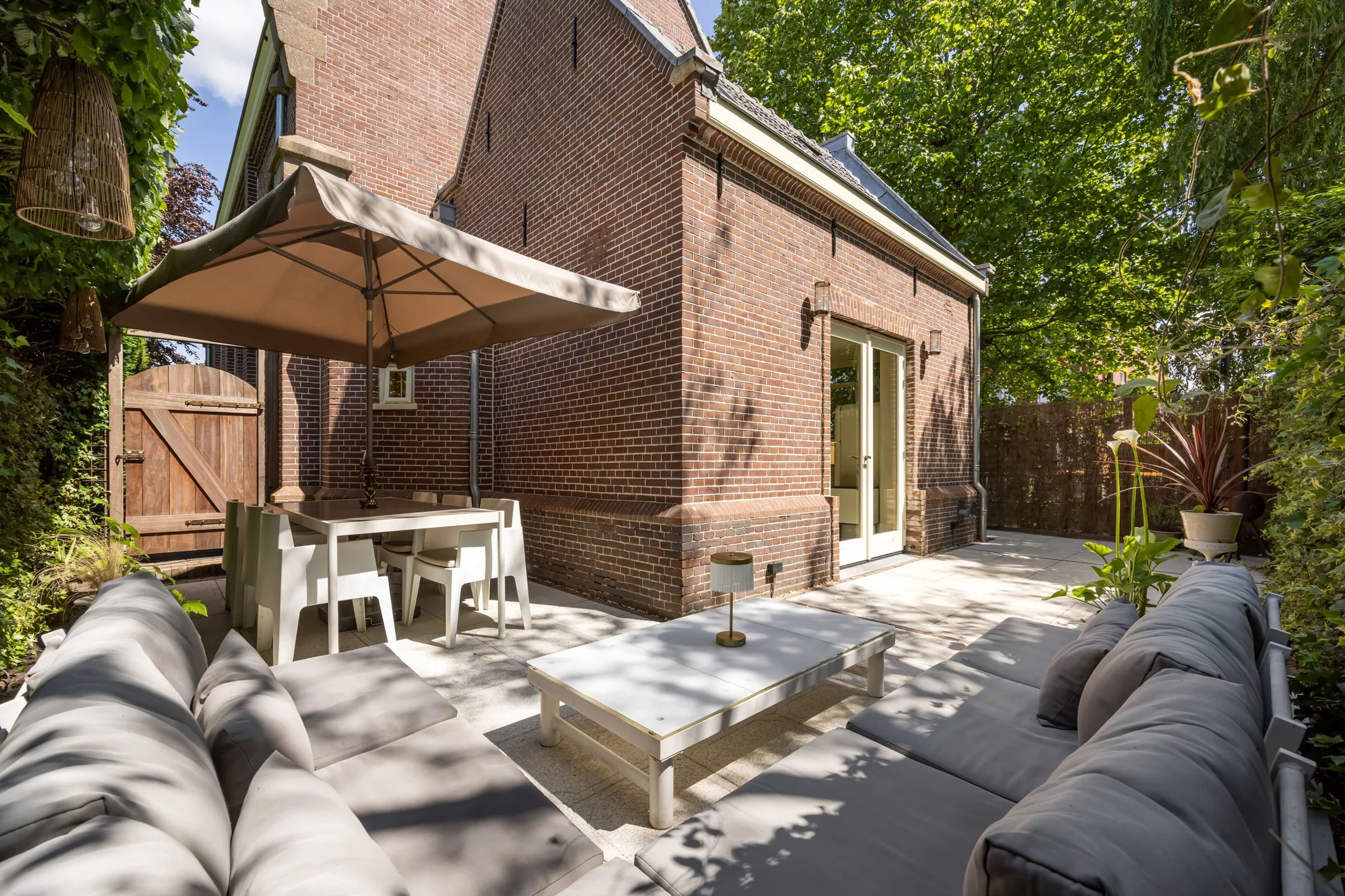 De achtertuin van de villa van de snackbar-eigenaar.