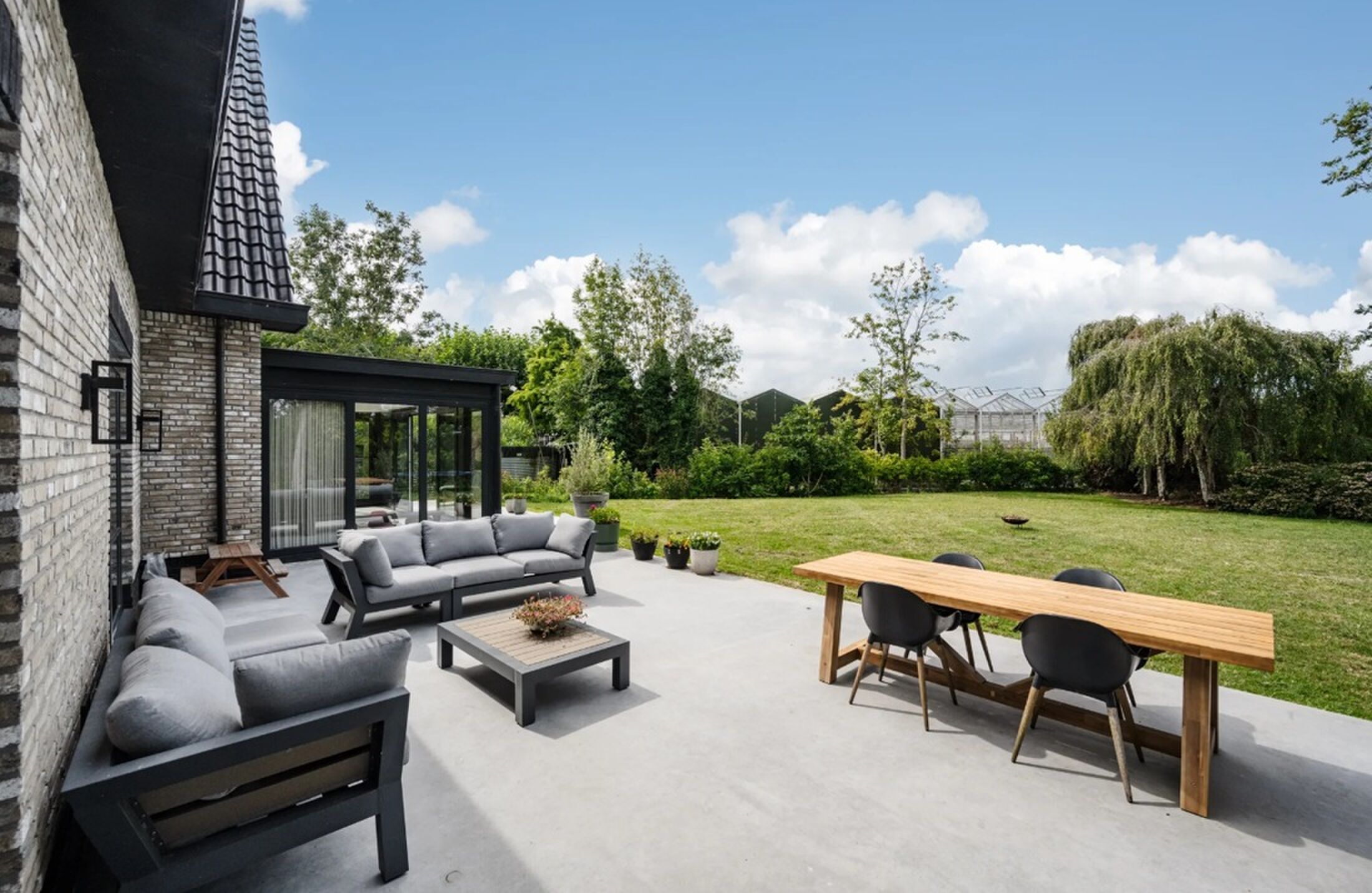 De achtertuin van de villa aan de Amstel