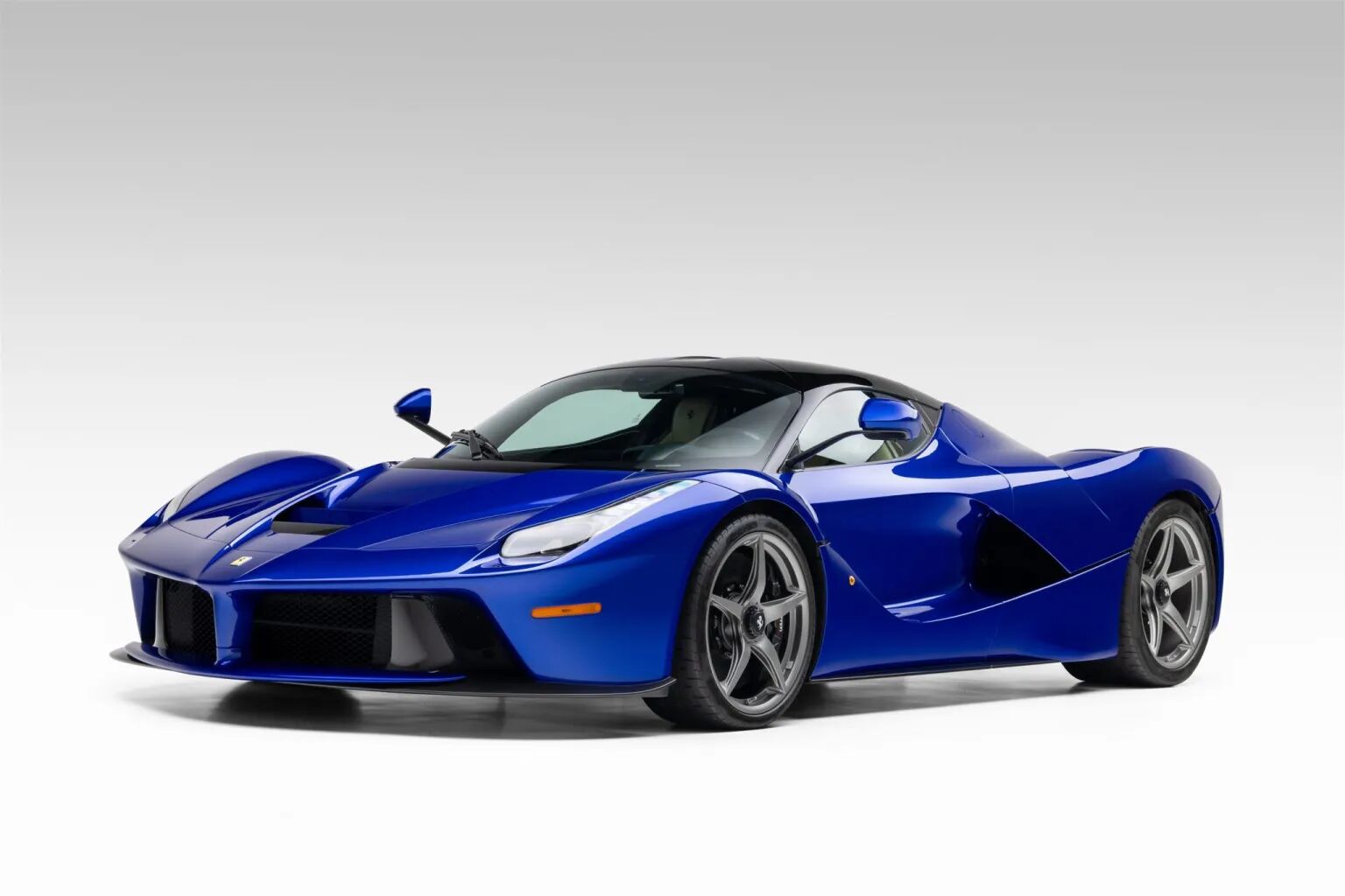 De Ferrari LaFerrari die miljoenen opleverde bij een veiling