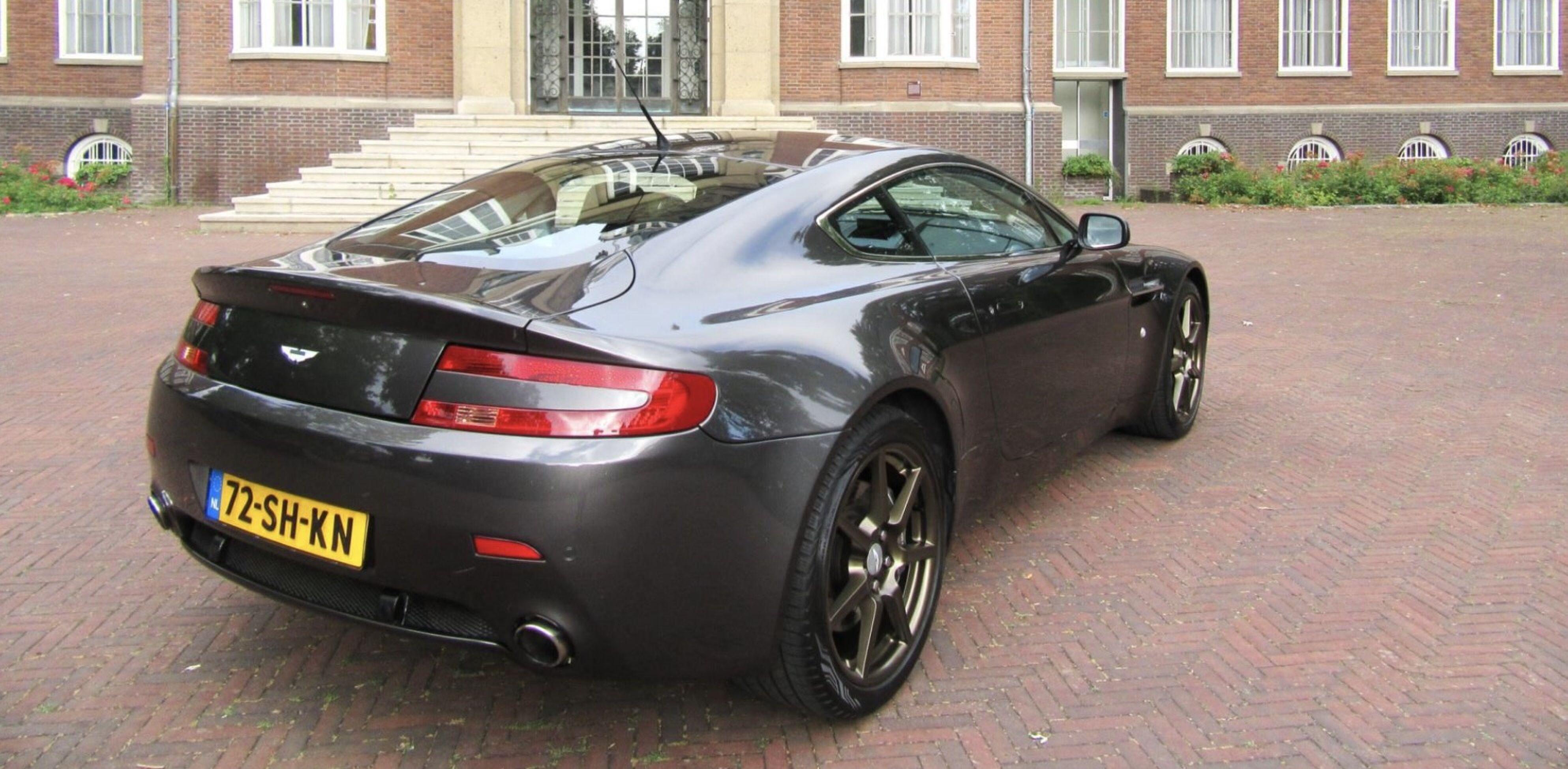 De Aston Martin Vantage V8 op Marktplaats
