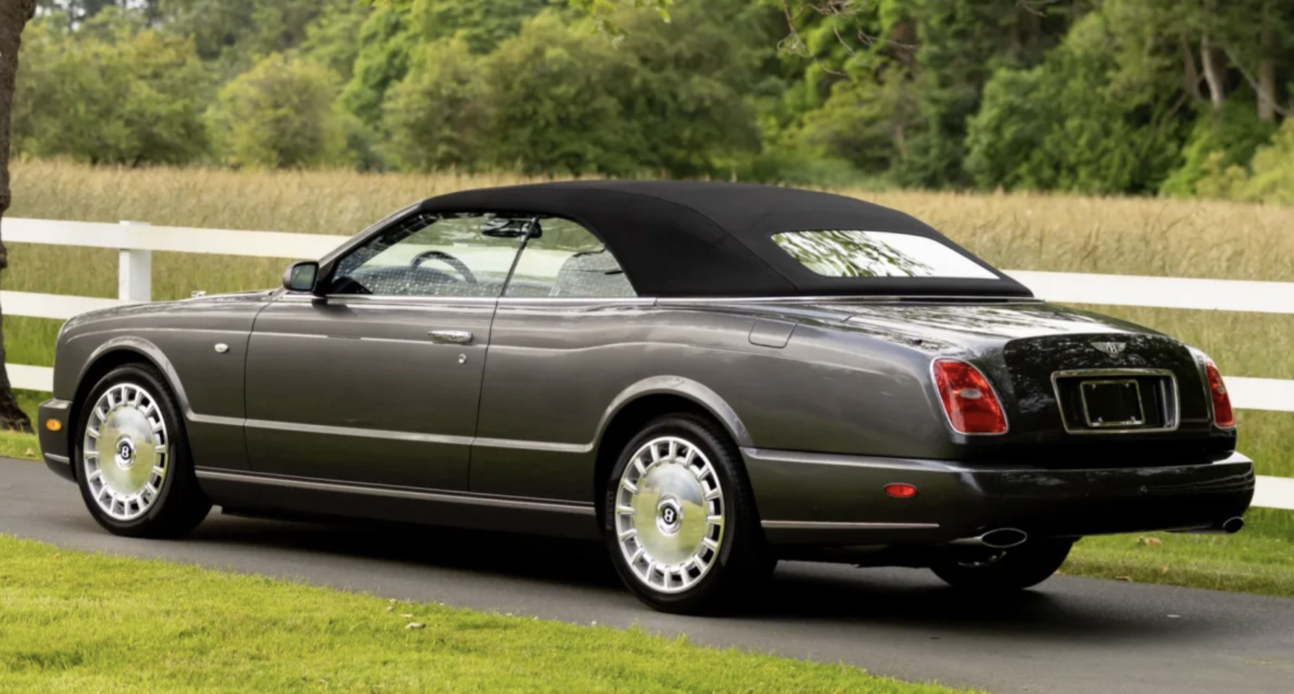 De Bentley Azure die naar de veiling gaat