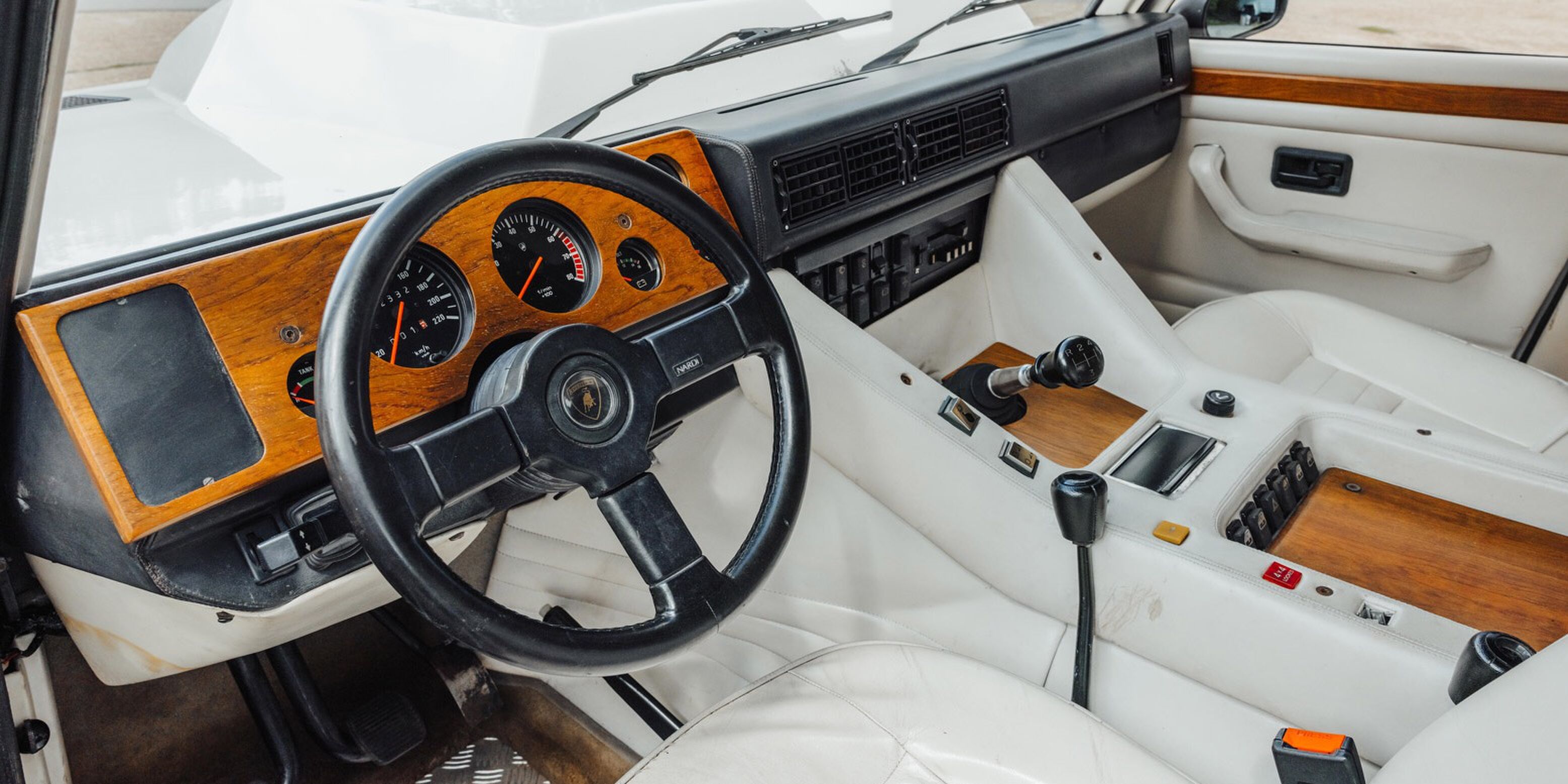 De Lamborghini LM002 die naar de veiling gaat