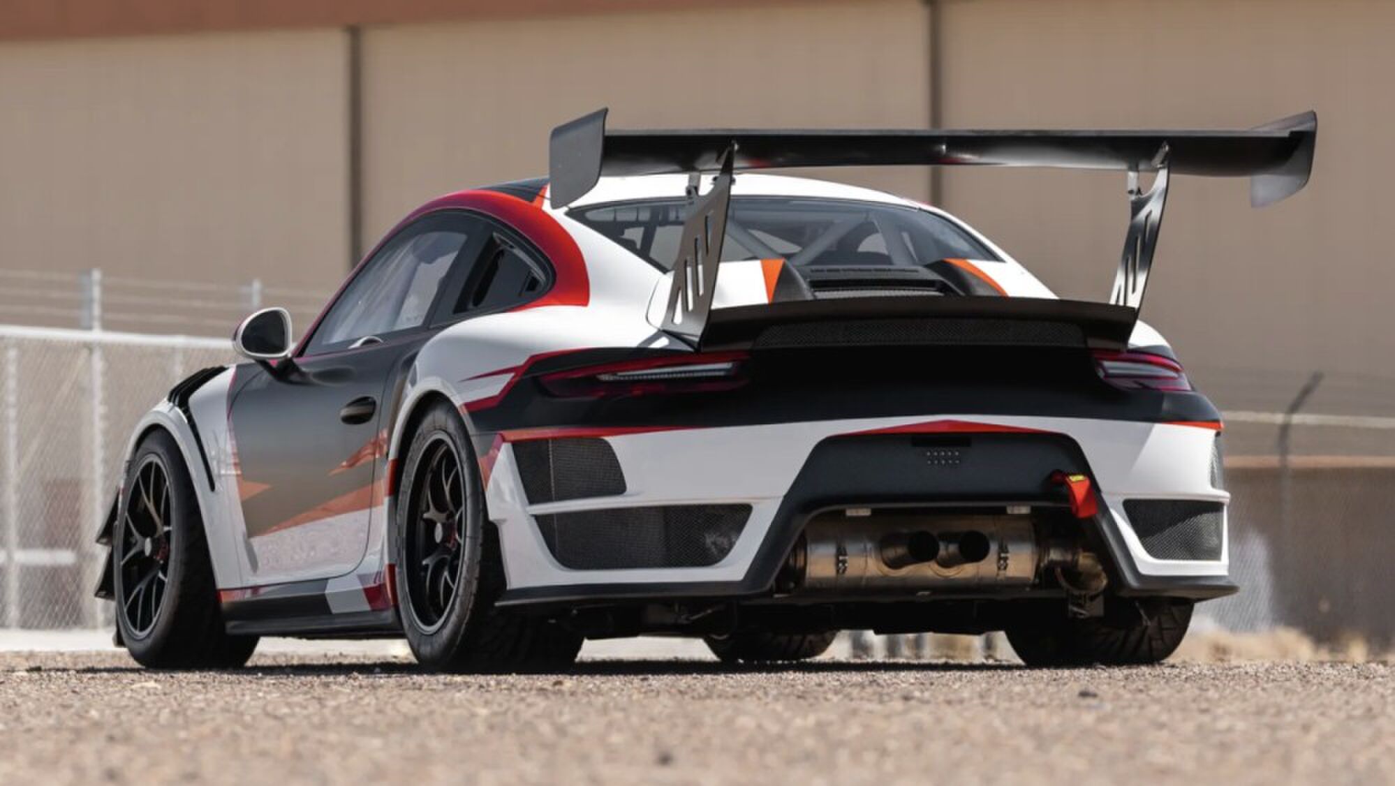 De Porsche 911 van Max Verstappen
