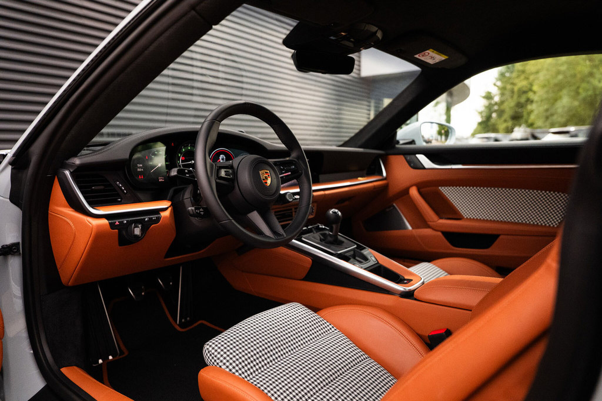 Het interieur van de Porsche 992 op Marktplaats