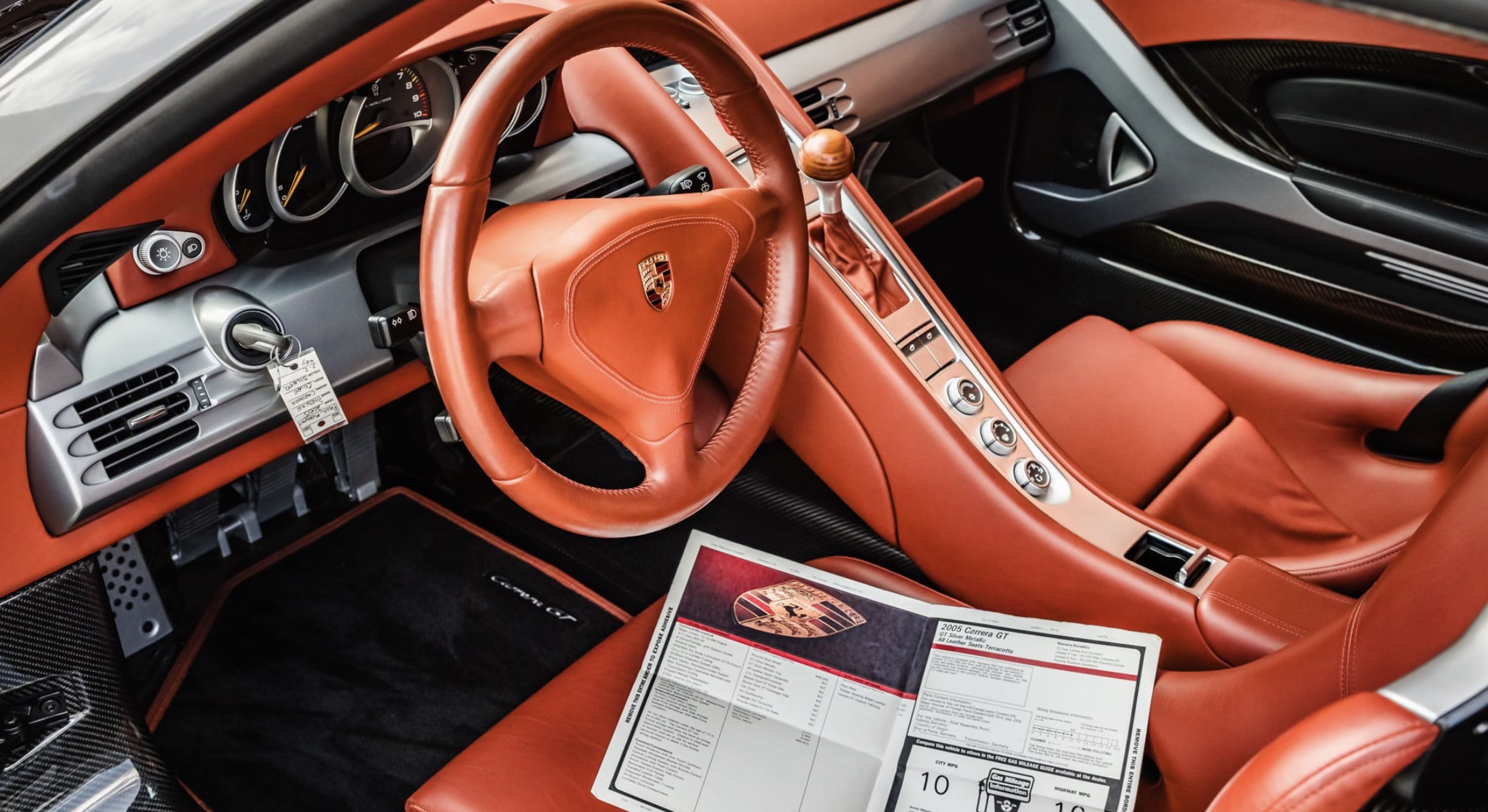 Het interieur van de Porsche Carrera GT die naar de veiling gaat
