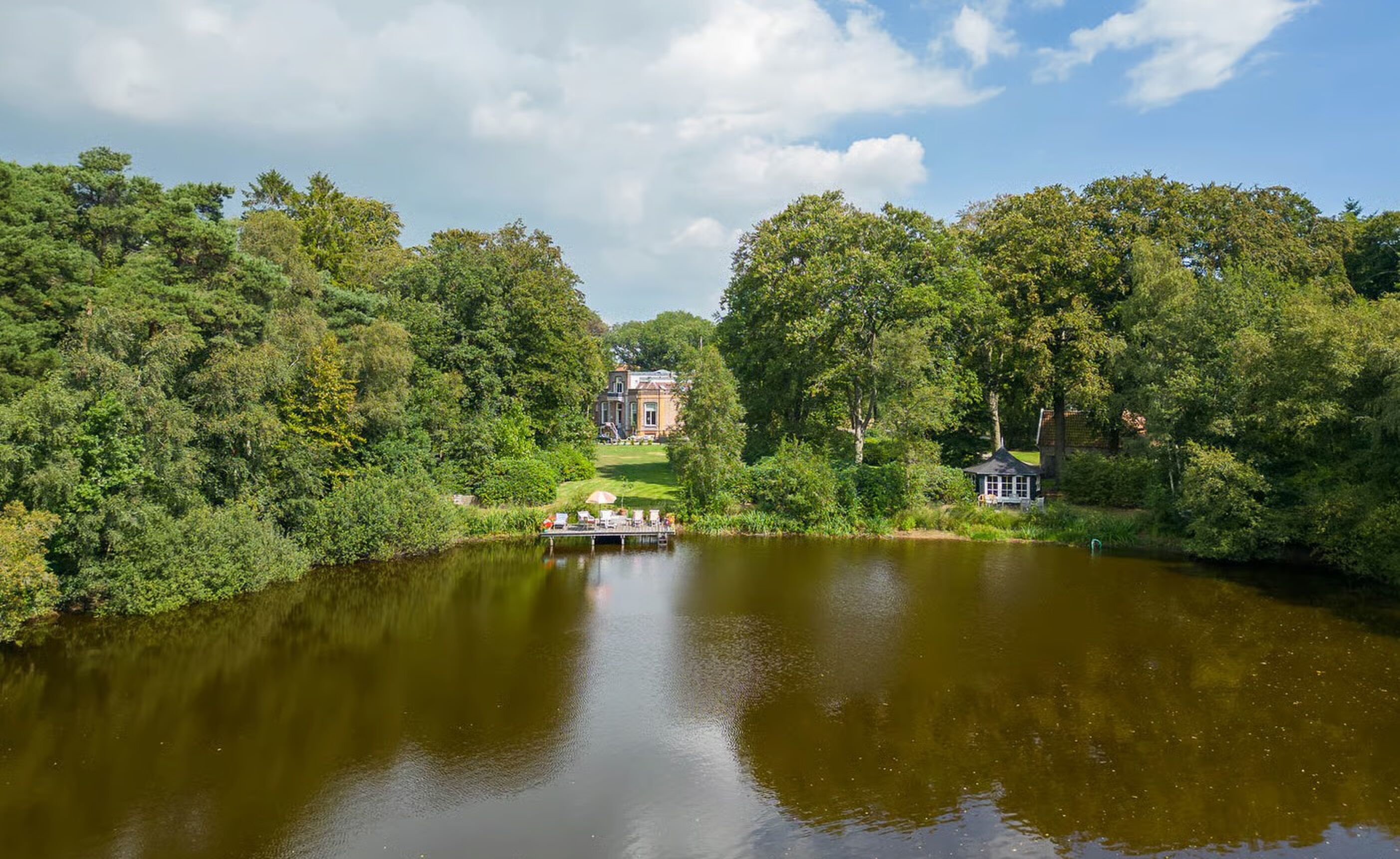 Het privémeer van de villa in Sint Nicolaasga