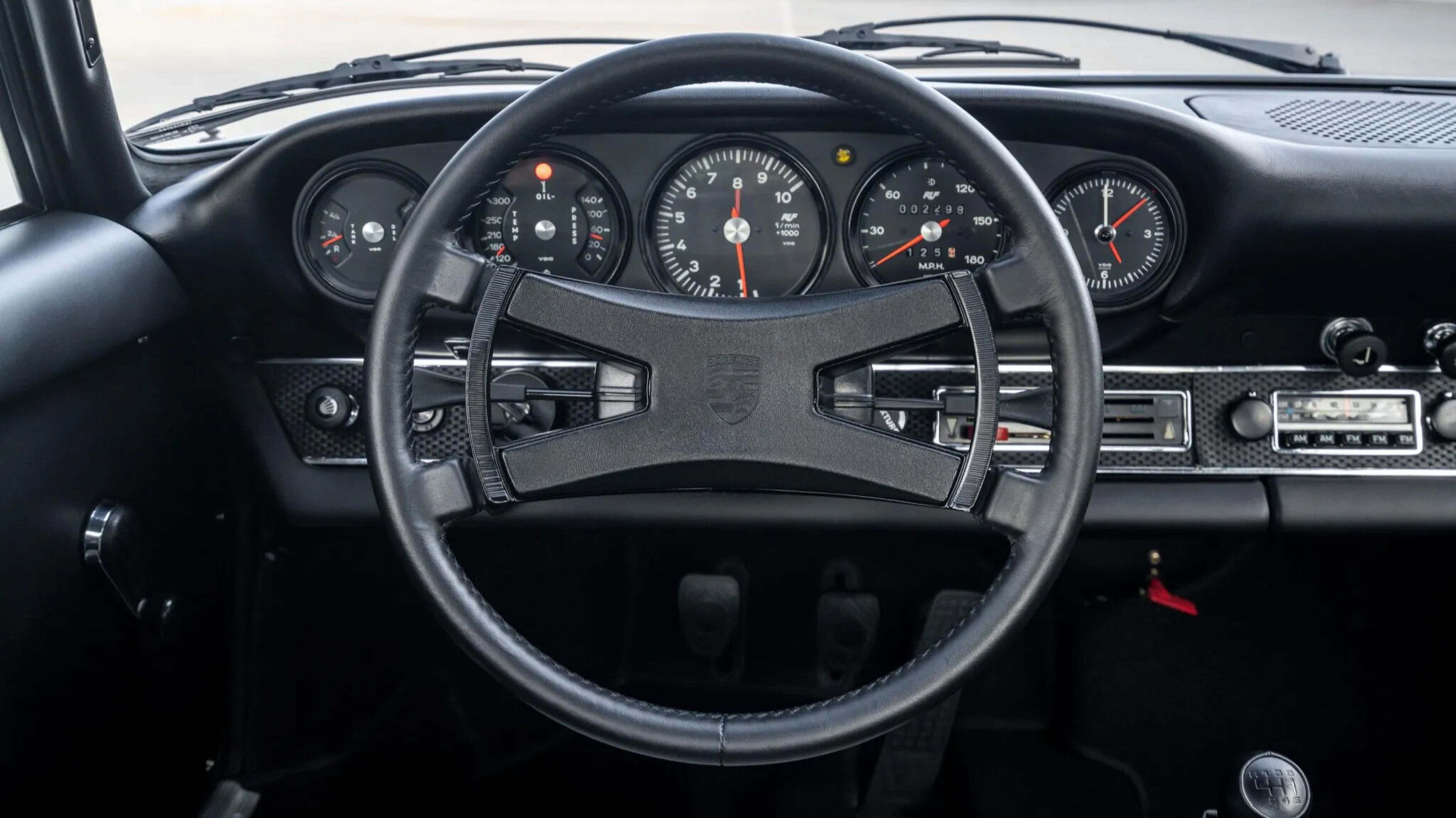 Het interieur van de Porsche 911 van Jerry Seinfeld