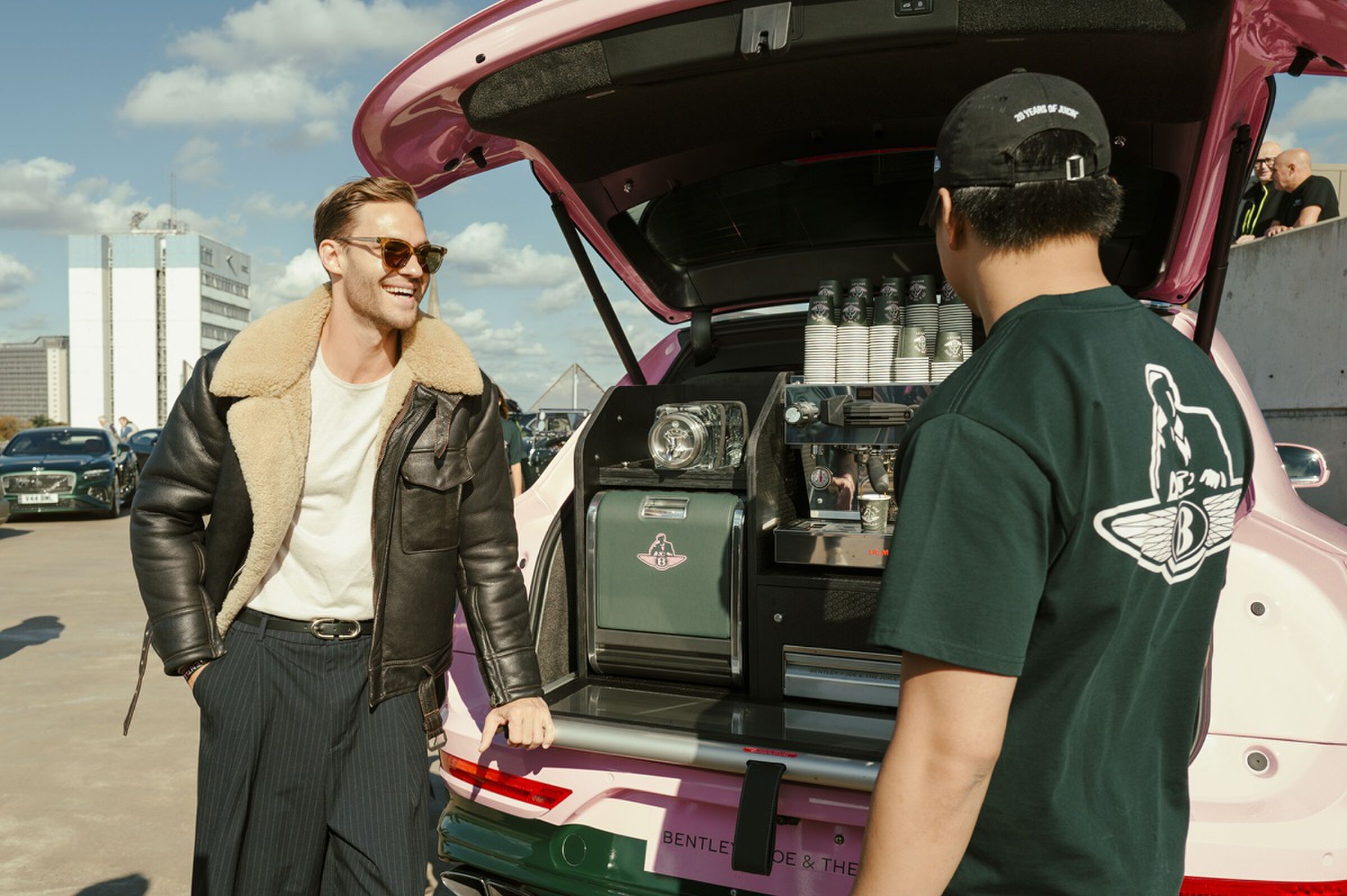 De achterbak van de tot koffiebar omgebouwde Bentley