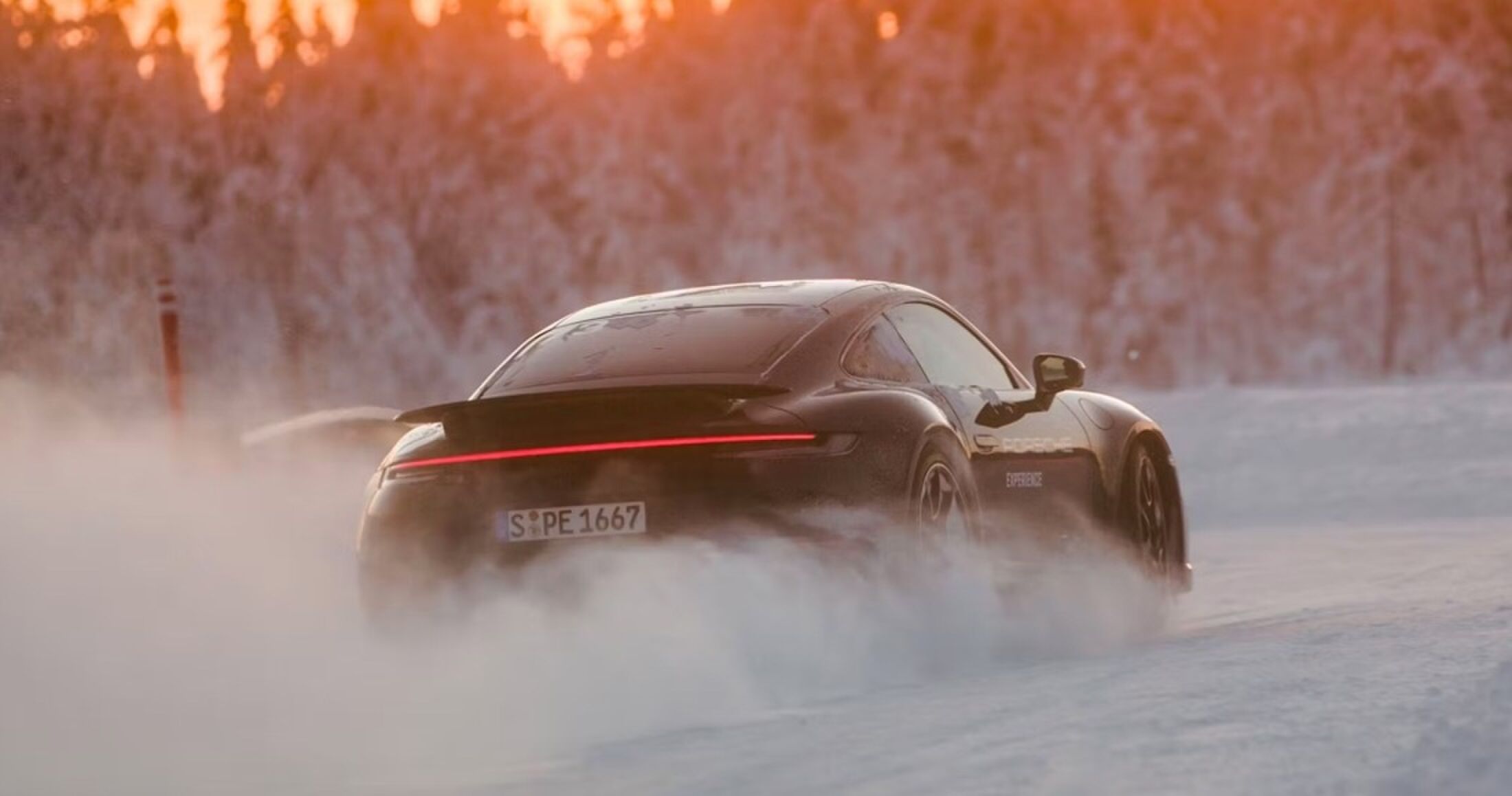 De achterzijde van een auto van Porsche