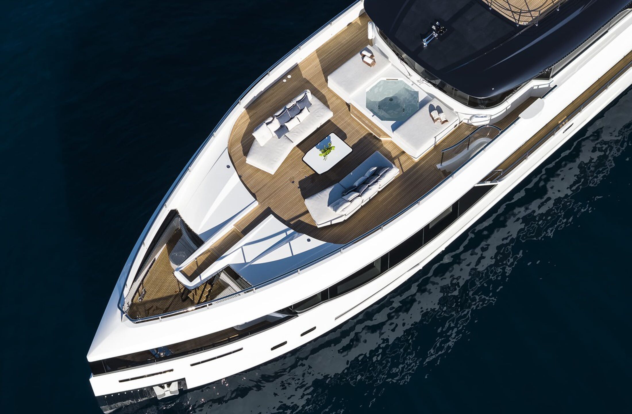 Het voordek van de Maiora 36 Exuma