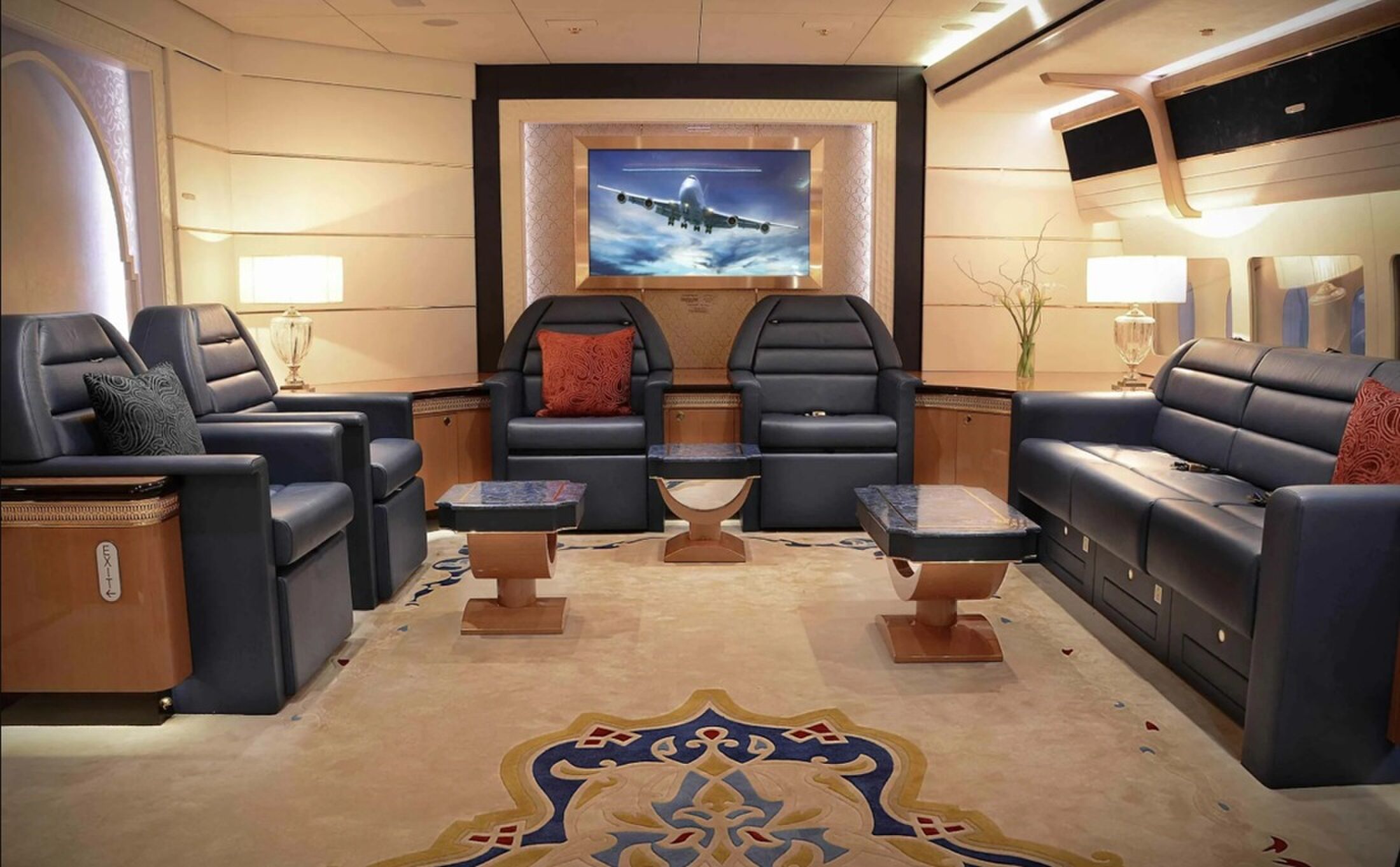 Eén van de lounges in de Boeing 747-privéjet