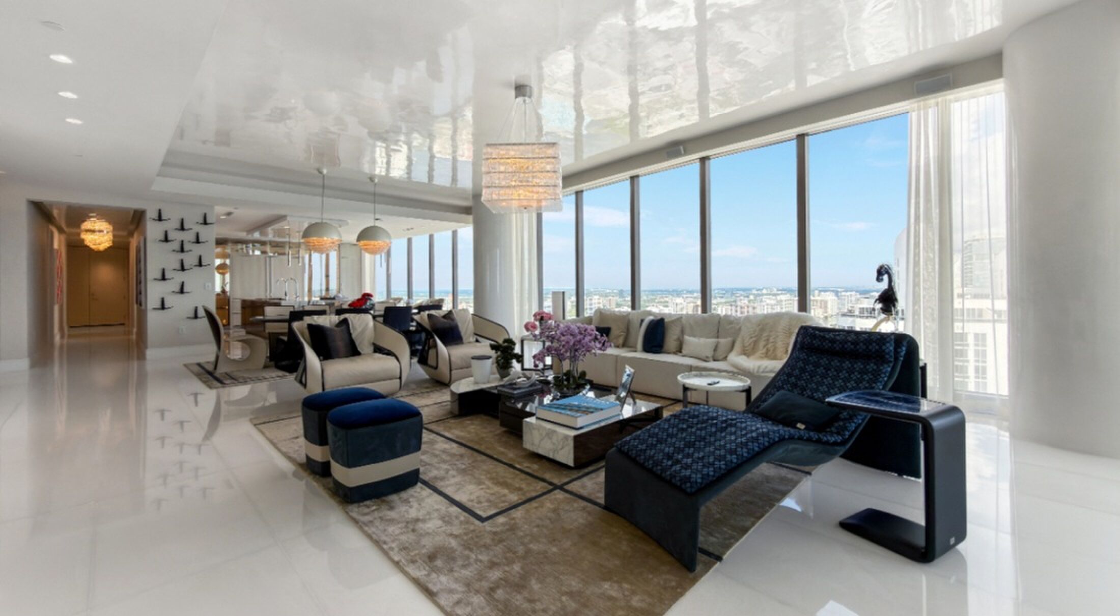 De living van de op een Bugatti ge&iuml;nspireerde woning