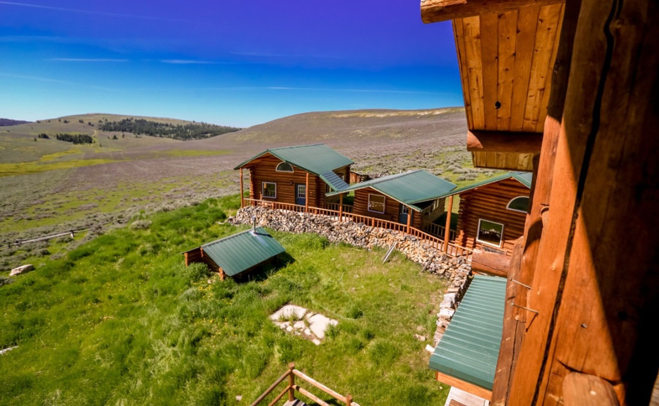 De houten gebouwen op de ranch