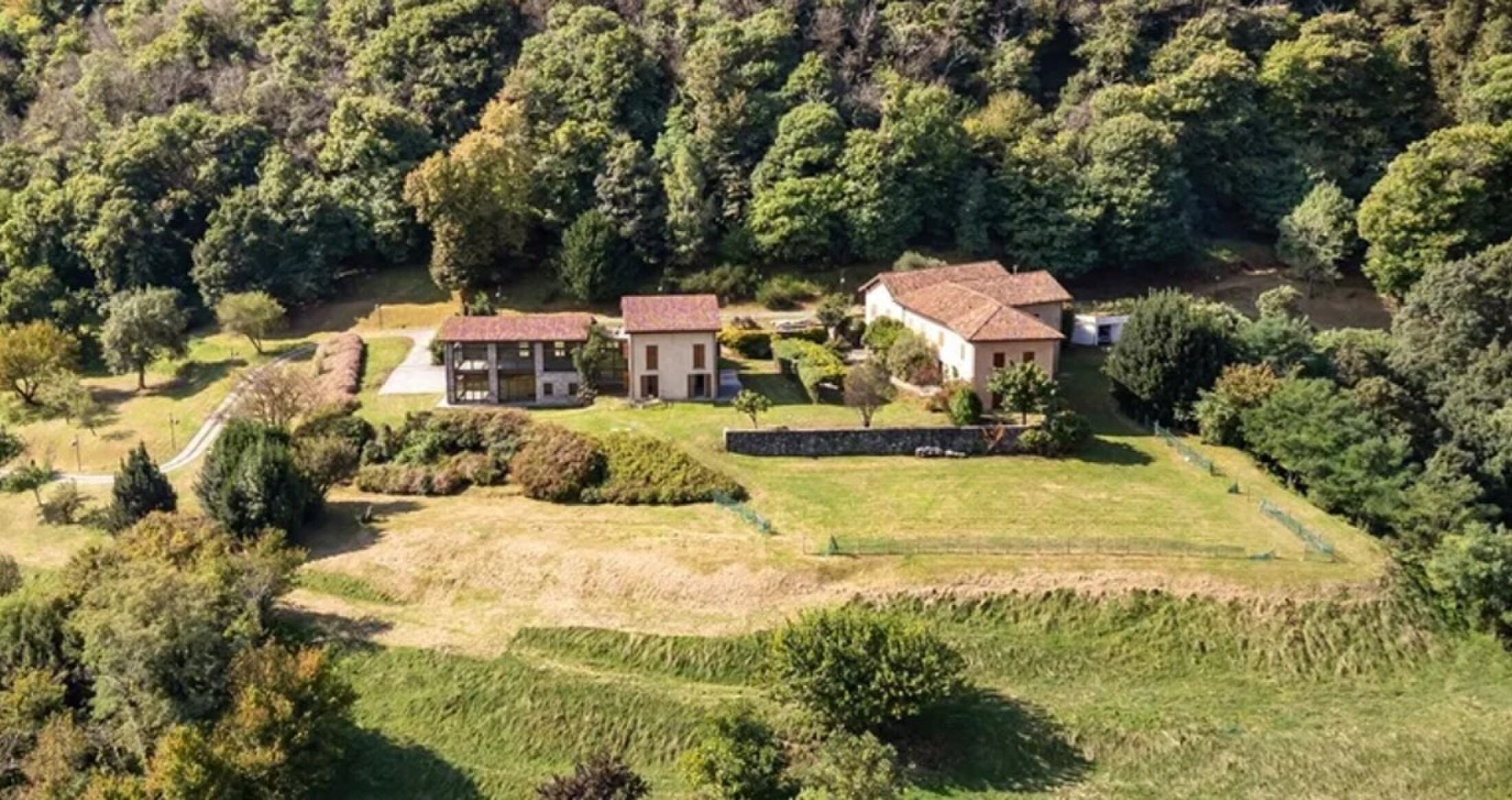 De achterzijde van de villa op het landgoed