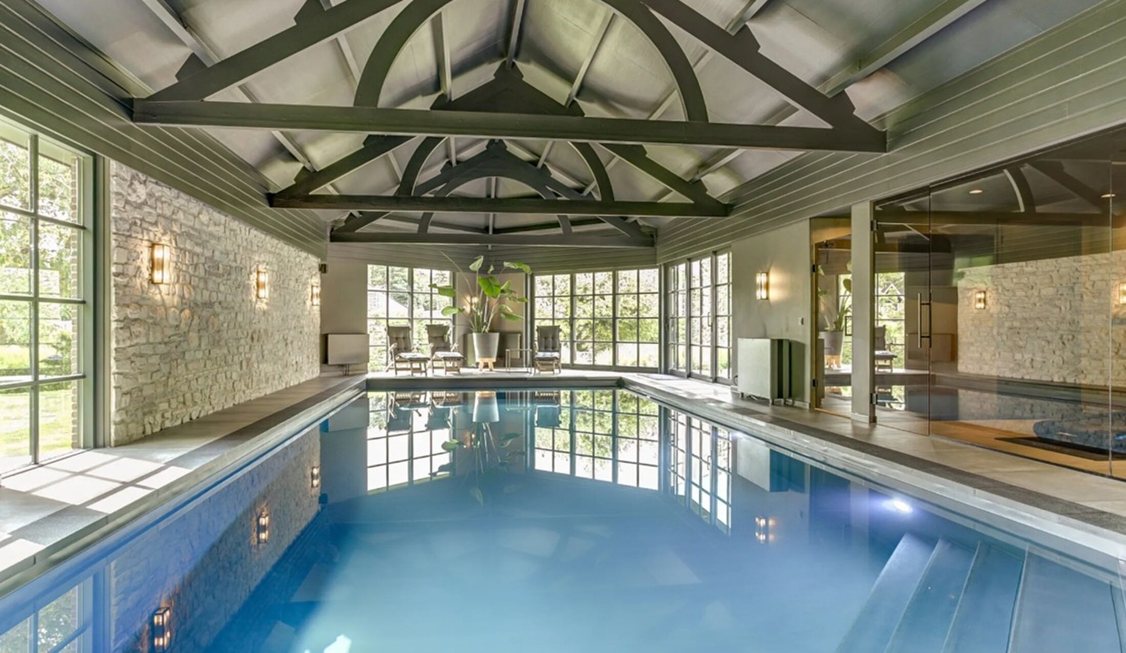 Het binnenzwembad van de villa in Andijk