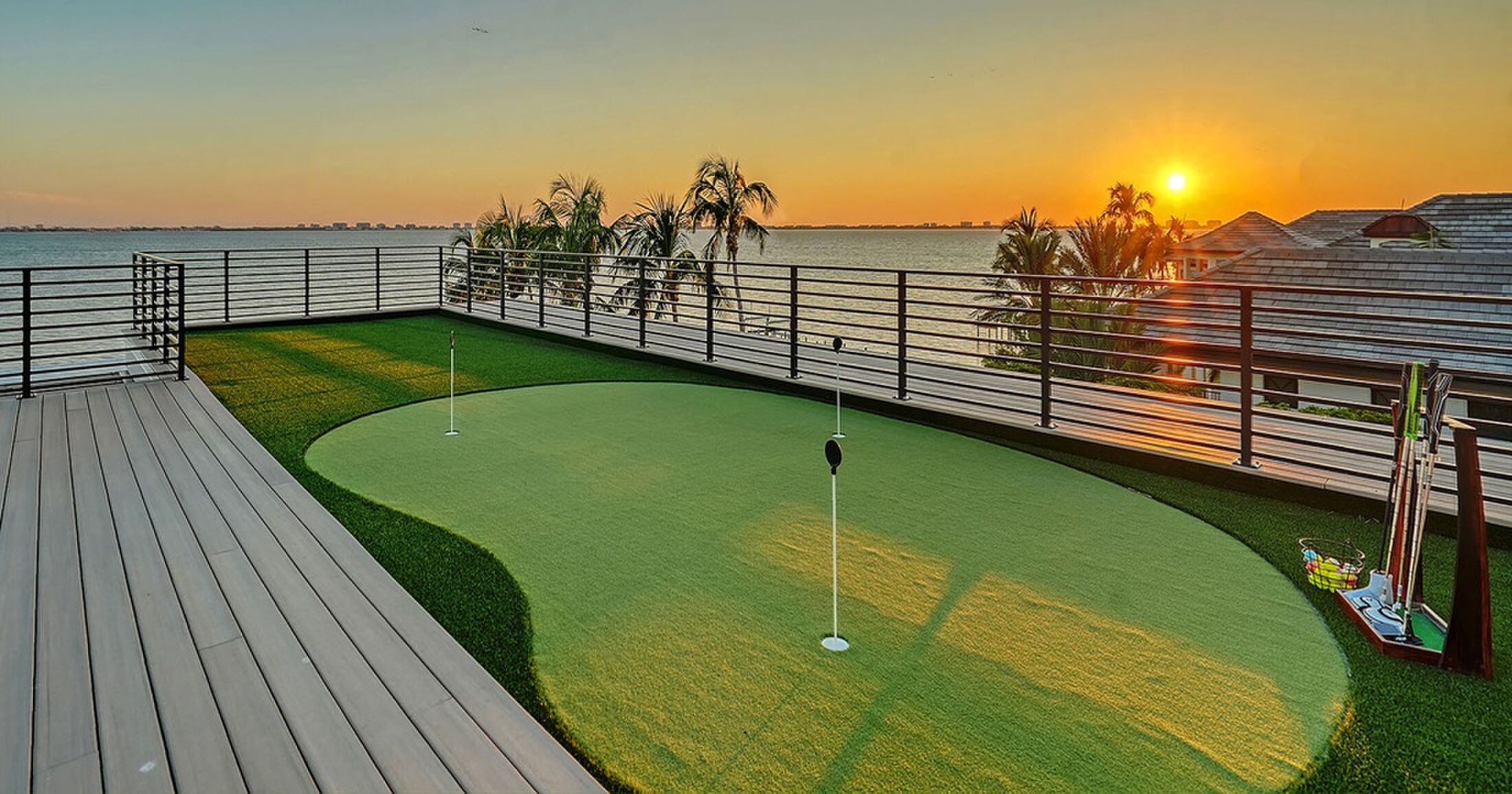 De putting green op het dak van de villa in Sarasota