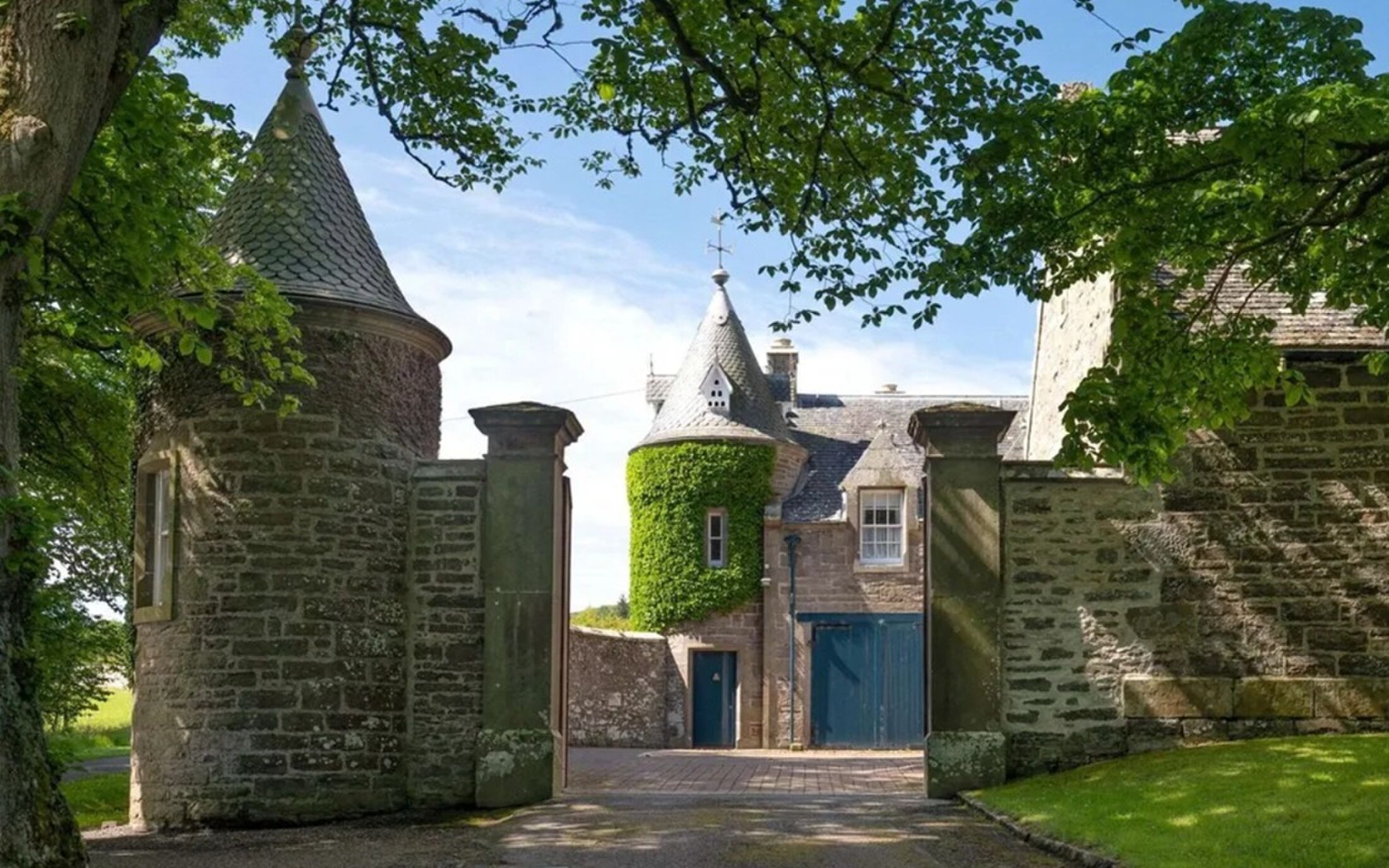 De entree van het kasteel in Schotland