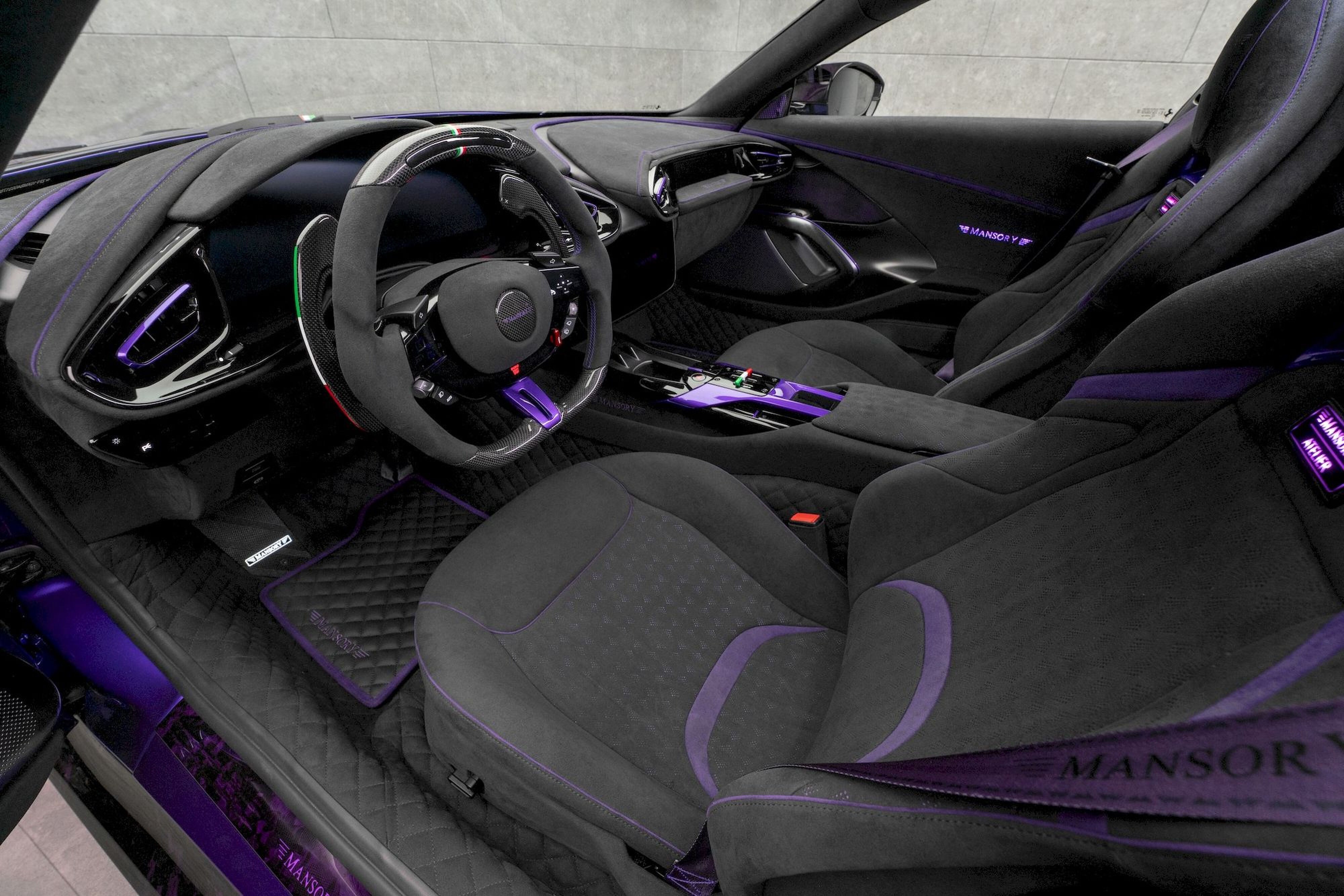 Het interieur van de door MANSORY onder handen genomen Ferrari 12Cilindri