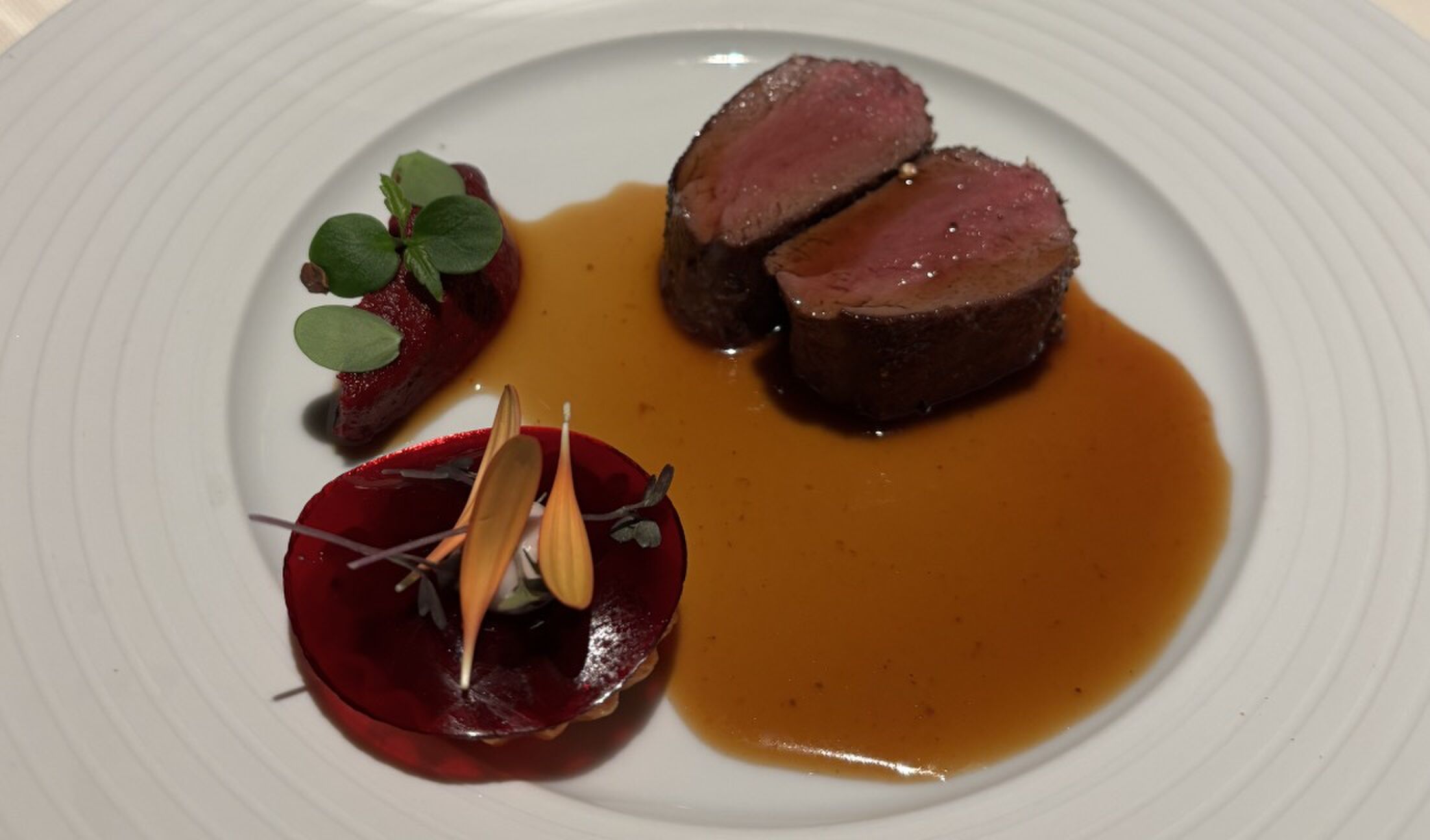 Anjou duif met rode biet en rozemarijn