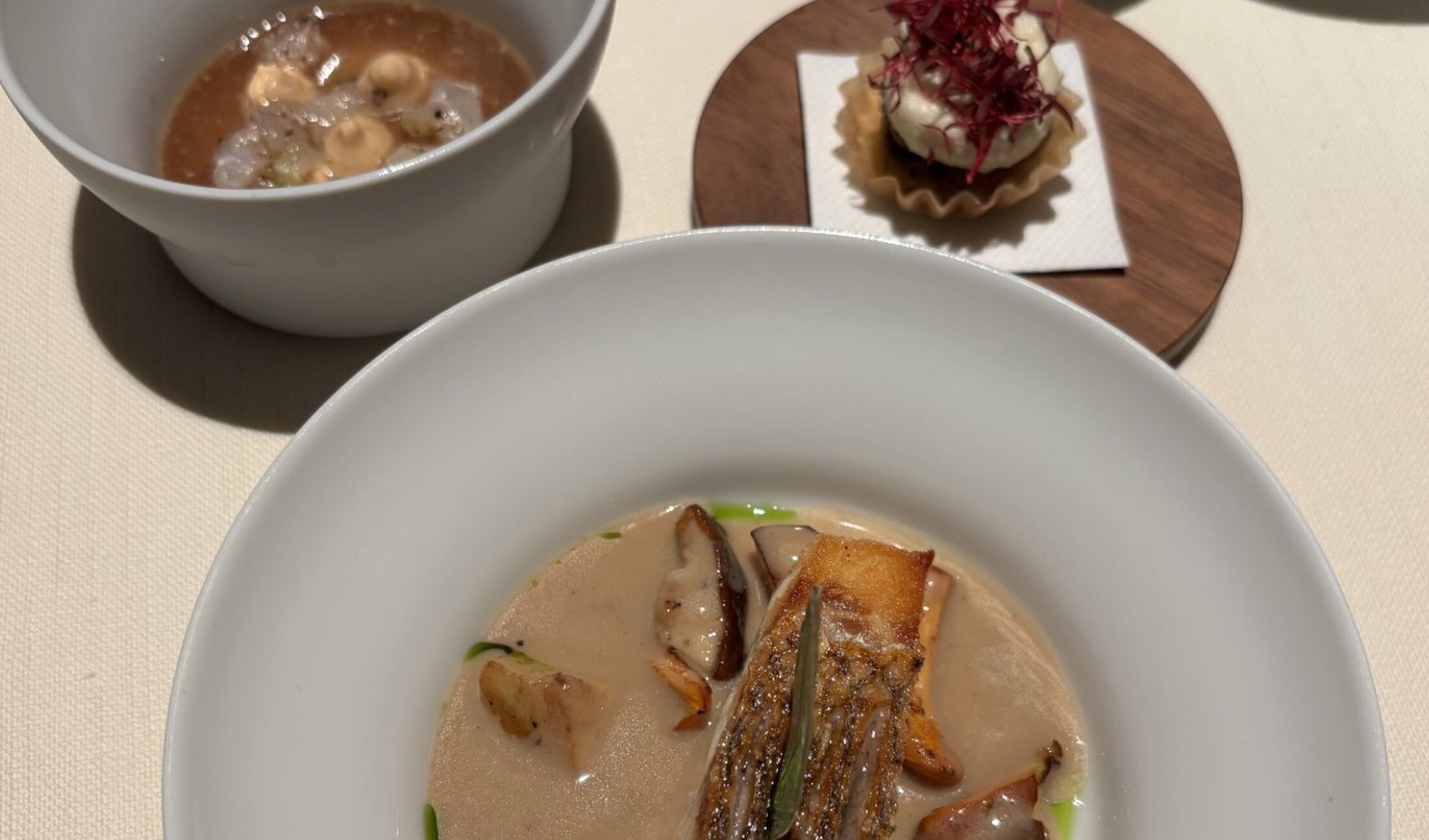 Zeebaars met paddenstoelen, laurier en truffel