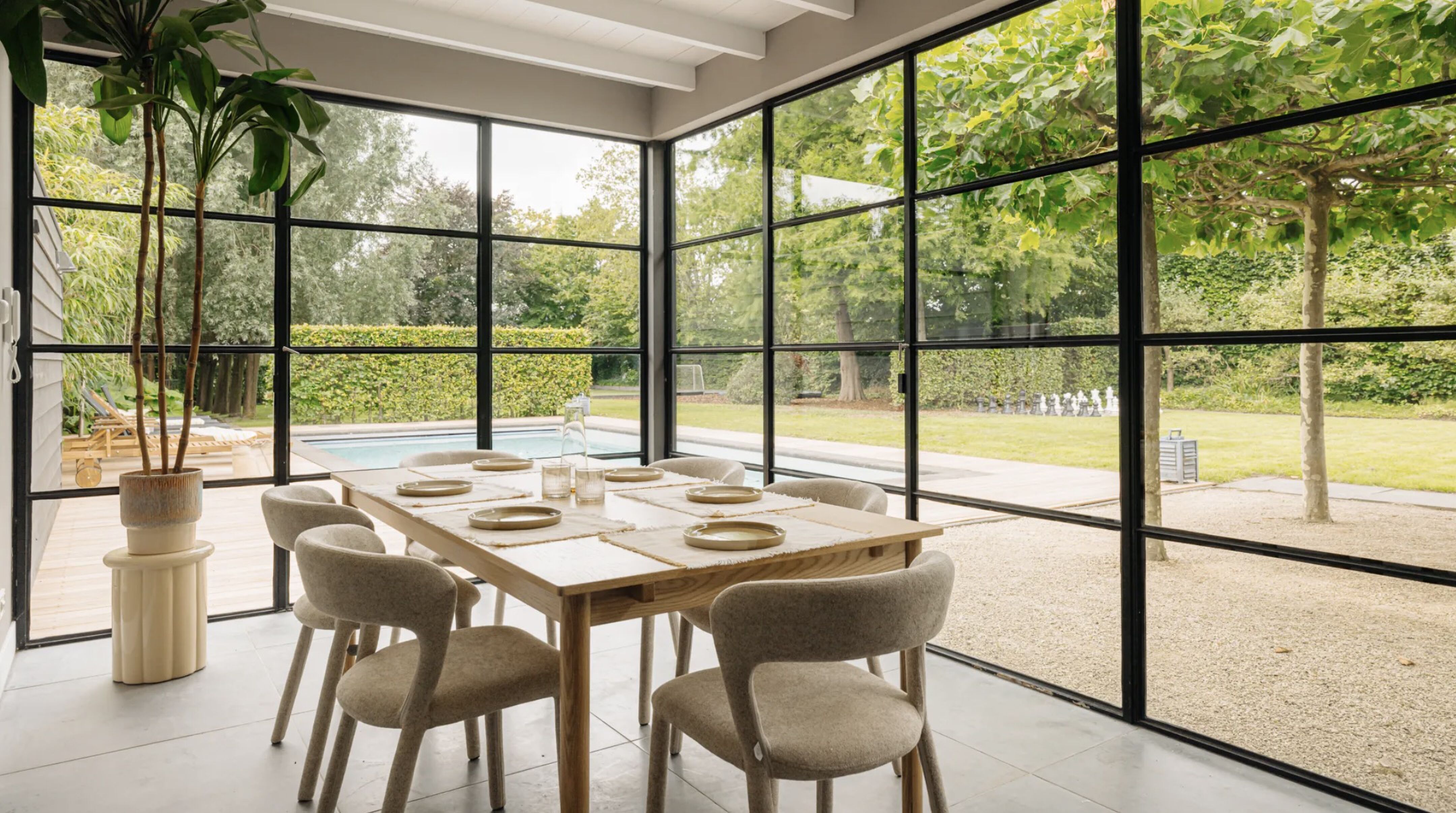 Eén van de vele zitruimtes in de villa van David Wyler
