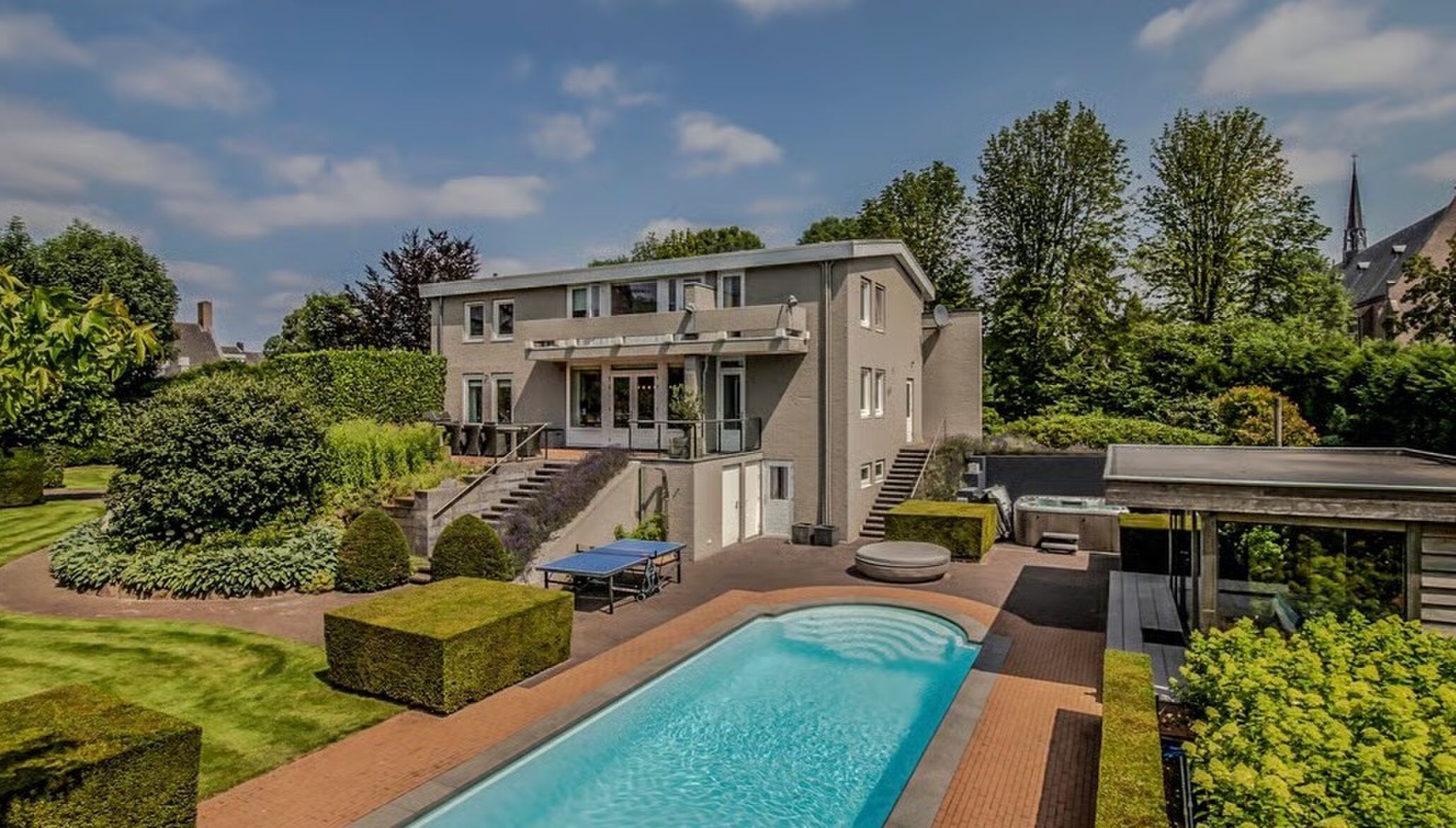 Gelderse burgemeestersvilla met heuse atoombunker en zwembad kost iets minder dan € 2 miljoen