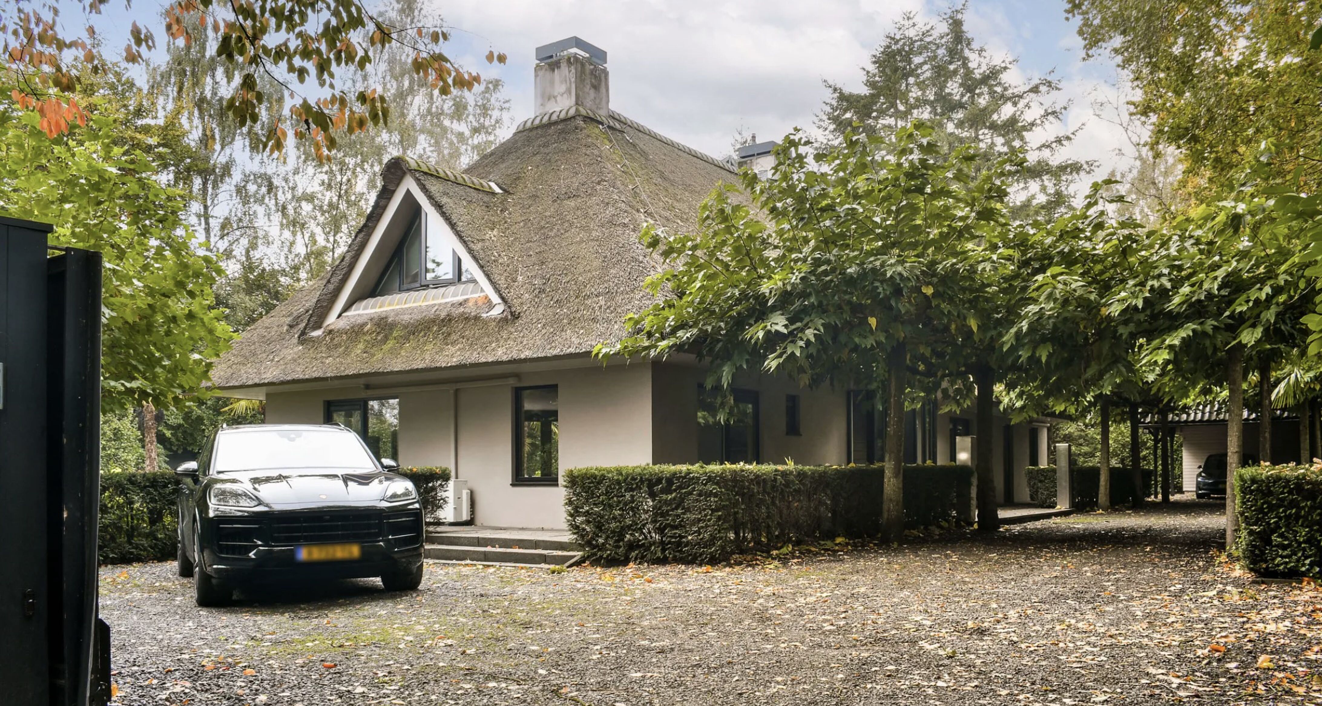 Voormalige Blaricumse villa van Gordon na amper drie jaar weer te koop verschenen voor miljoenenbedr