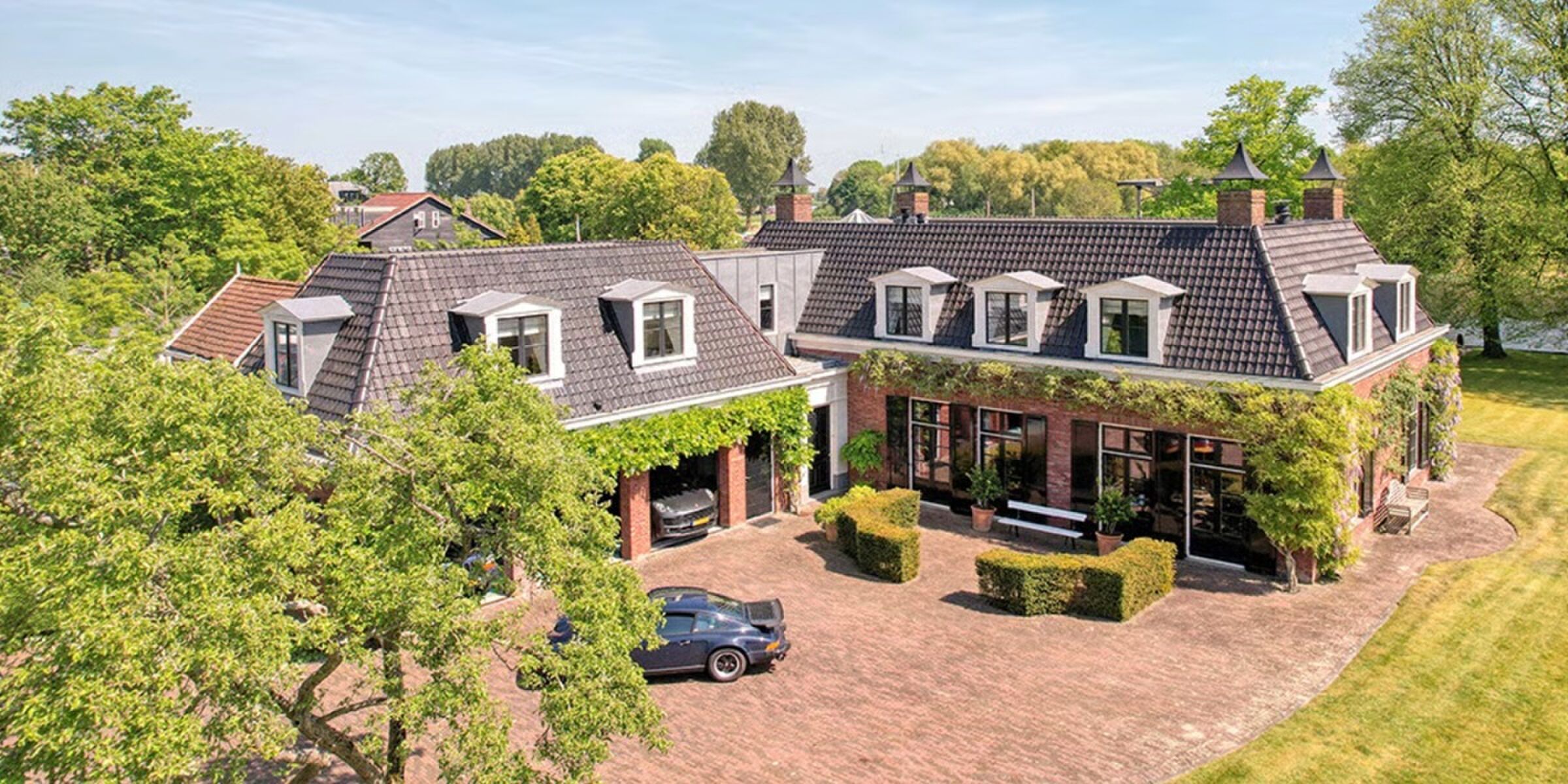 Villa in Warmond met o.a. een wijnkelder en boothuis kost € 6.350.000