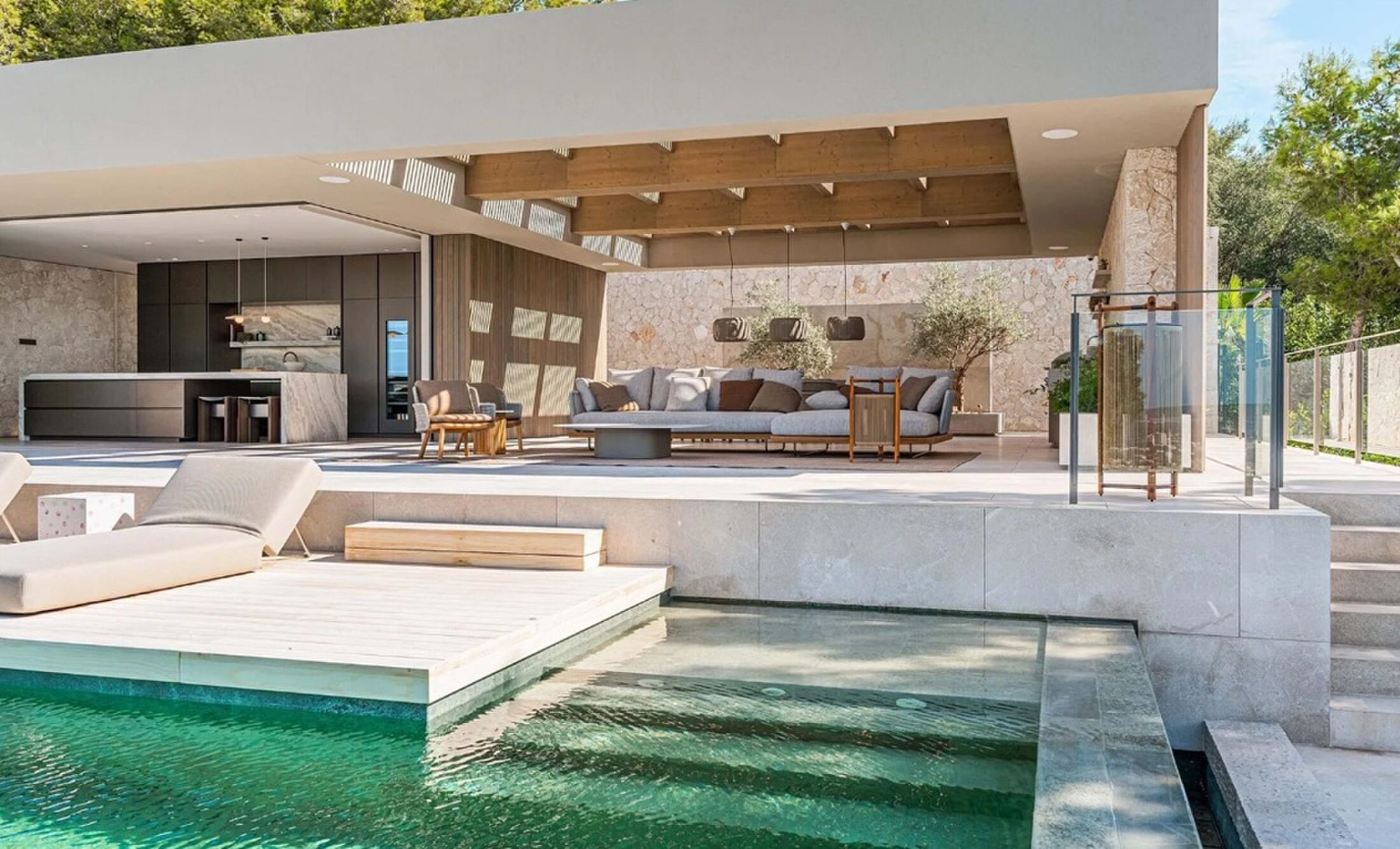 De buitenruimte van de duurste villa van Mallorca