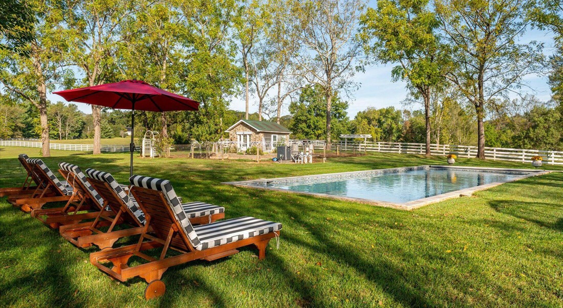 Het zwembad op het landgoed in Virginia