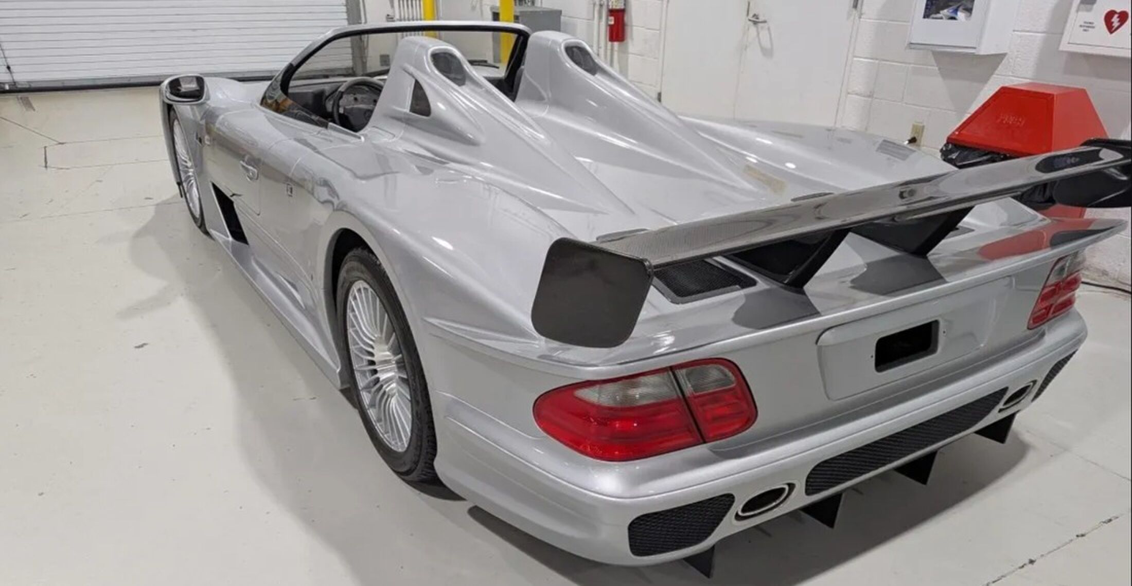 De achterzijde van de zeldzame Mercedes