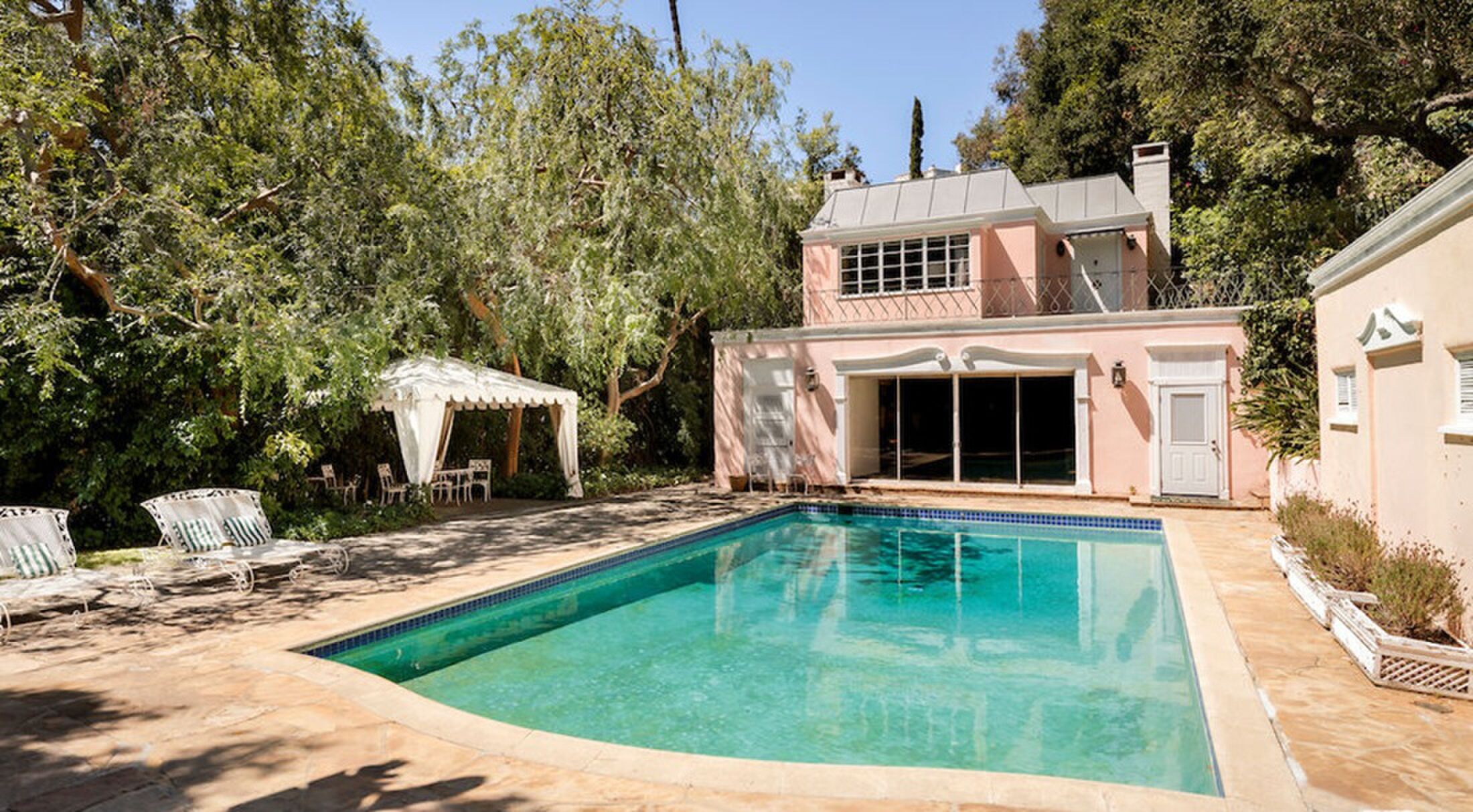 De achtertuin van het huis in Bel-Air