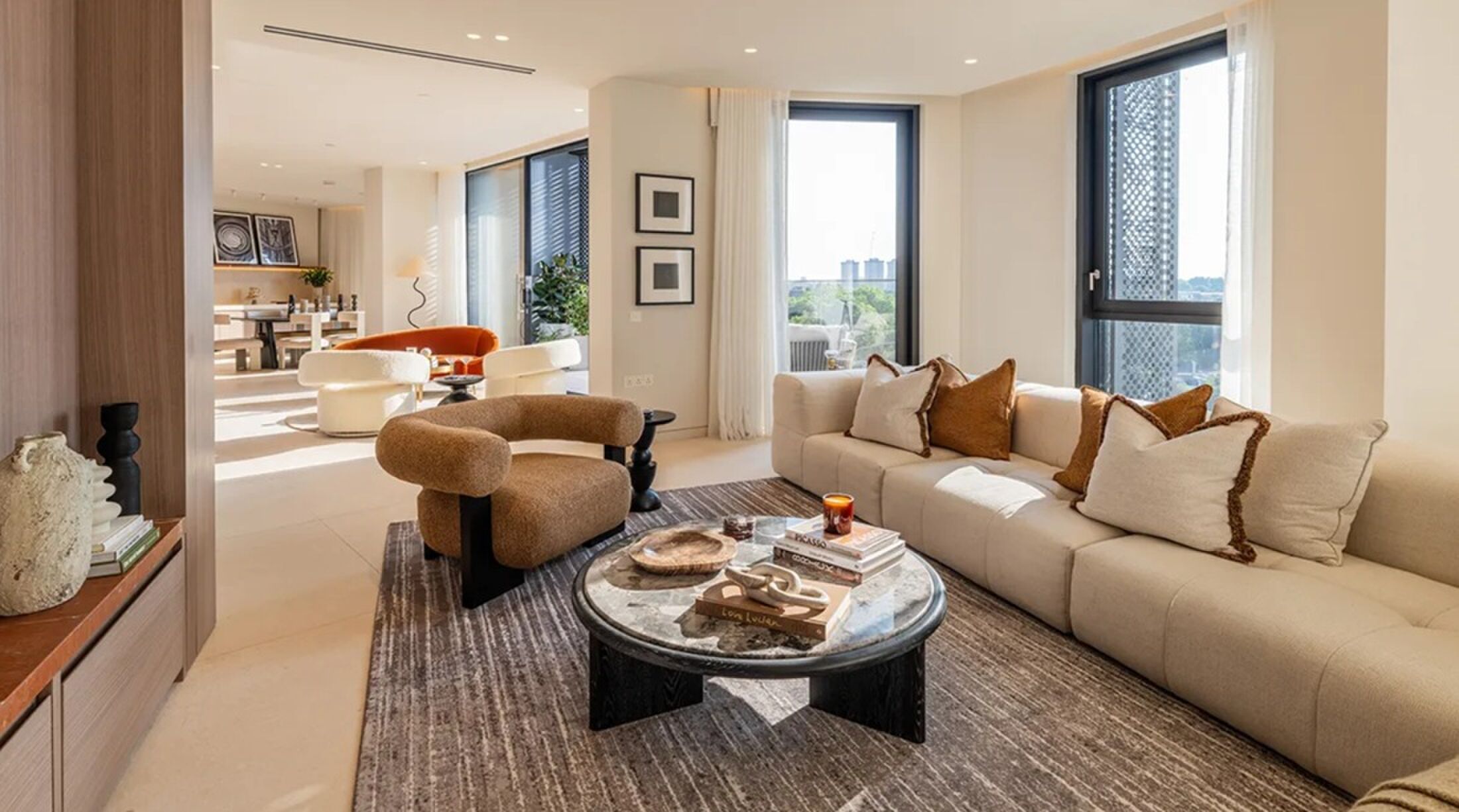 De luxe woonkamer van het penthouse in Londen