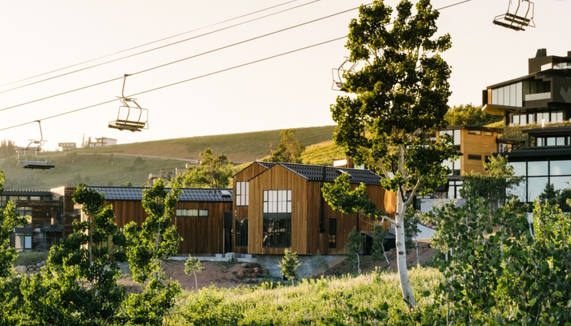 Een aantal van de huizen op het skiresort van Reed Hastings die te koop staan