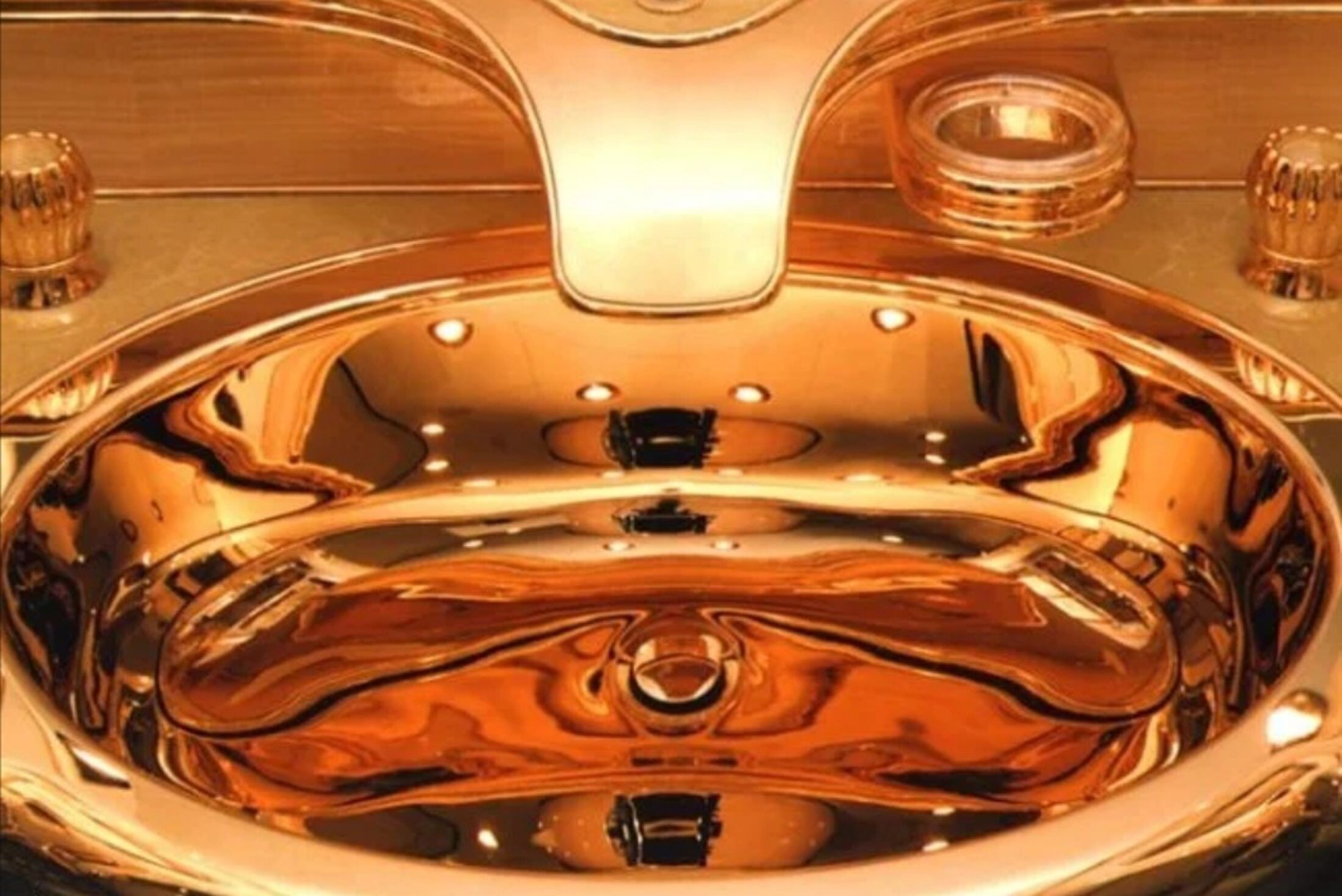 De massief gouden wasbak in de badkamer