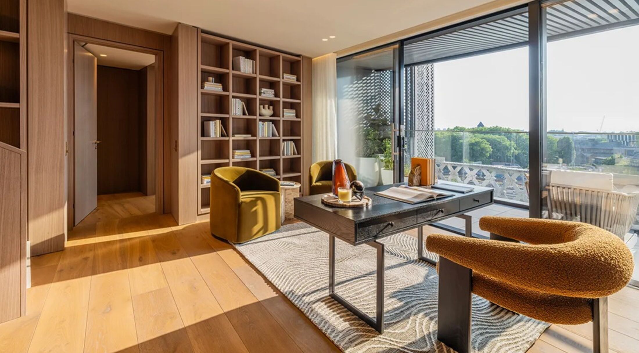 De werkkamer in het penthouse in Londen