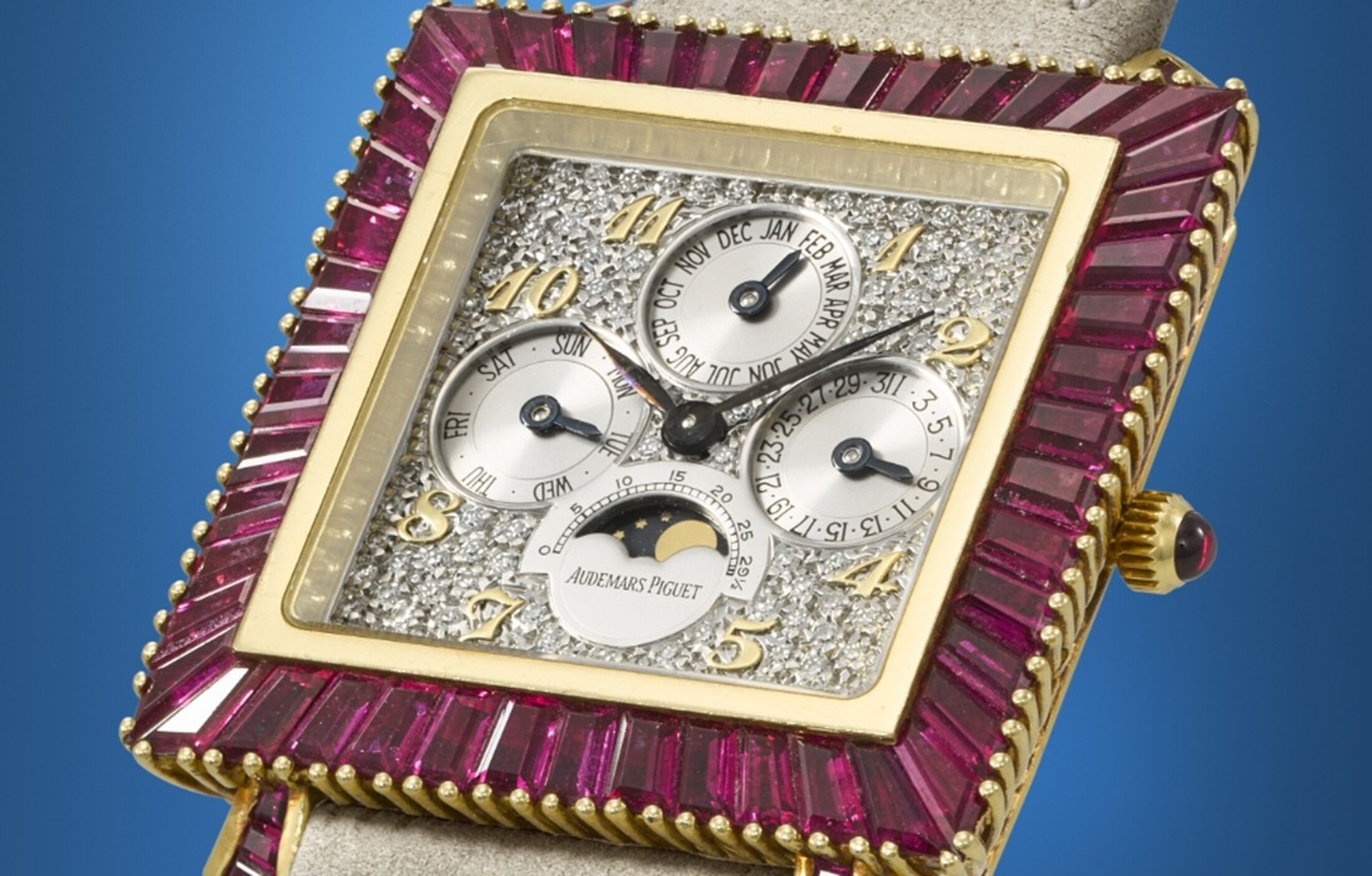 De glimmende bezel en wijzerplaat