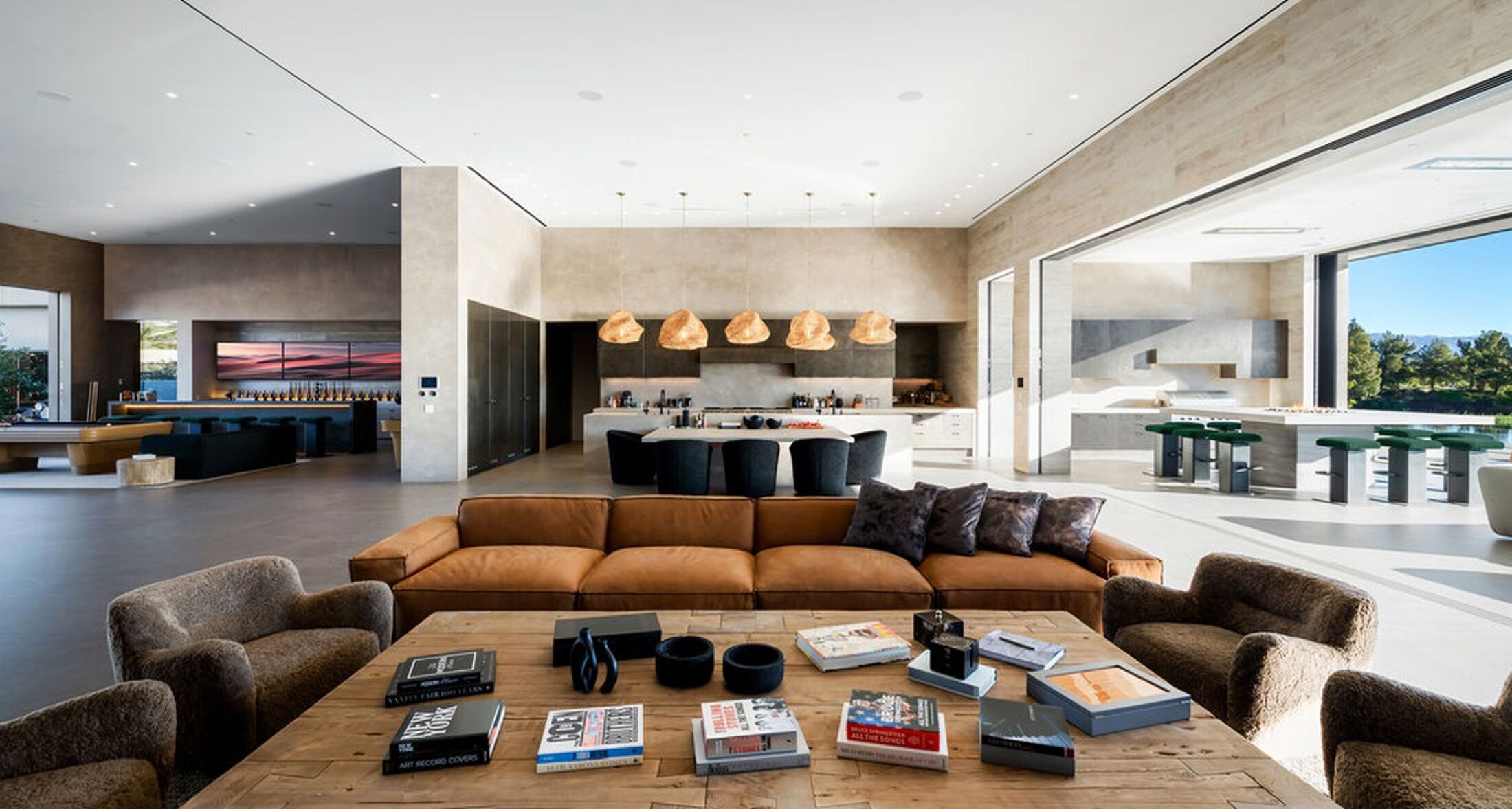 De woonkamer en keuken