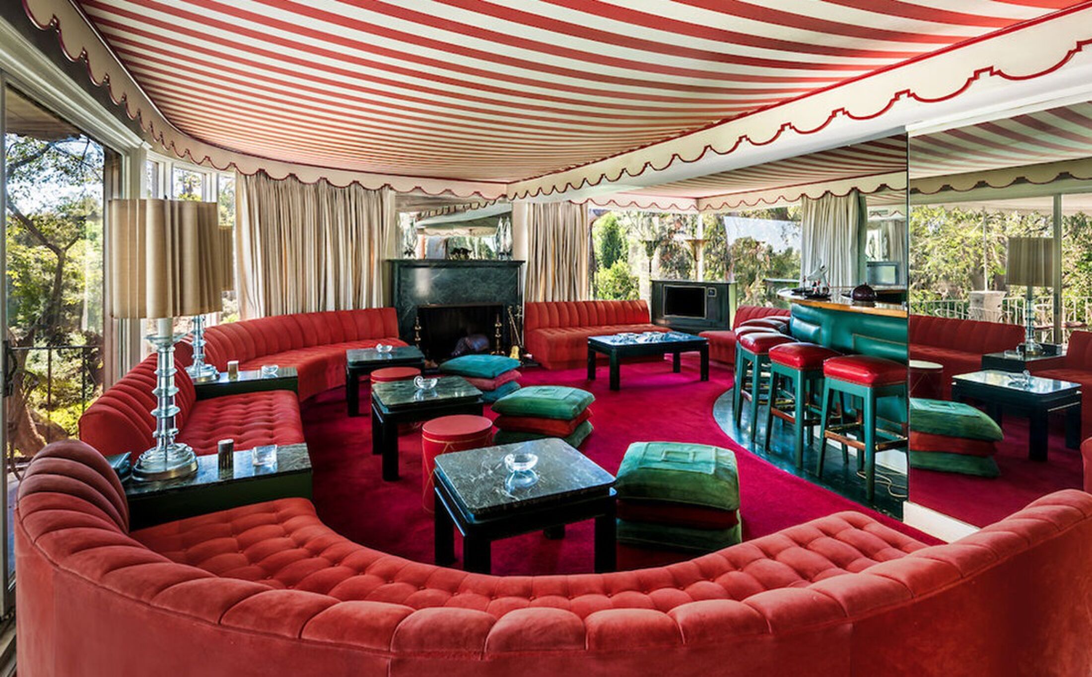 De extra zitkamer met bar